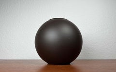 Vase sphérique minimaliste de style « Mid-Century Modern » en terre cuite « Terra-Sigillata » de la marque allemande Wormser