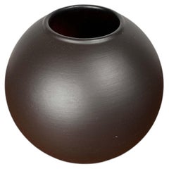 Vase sphérique minimaliste de style « Mid-Century Modern » en terre cuite « Terra-Sigillata » de la marque allemande Wormser