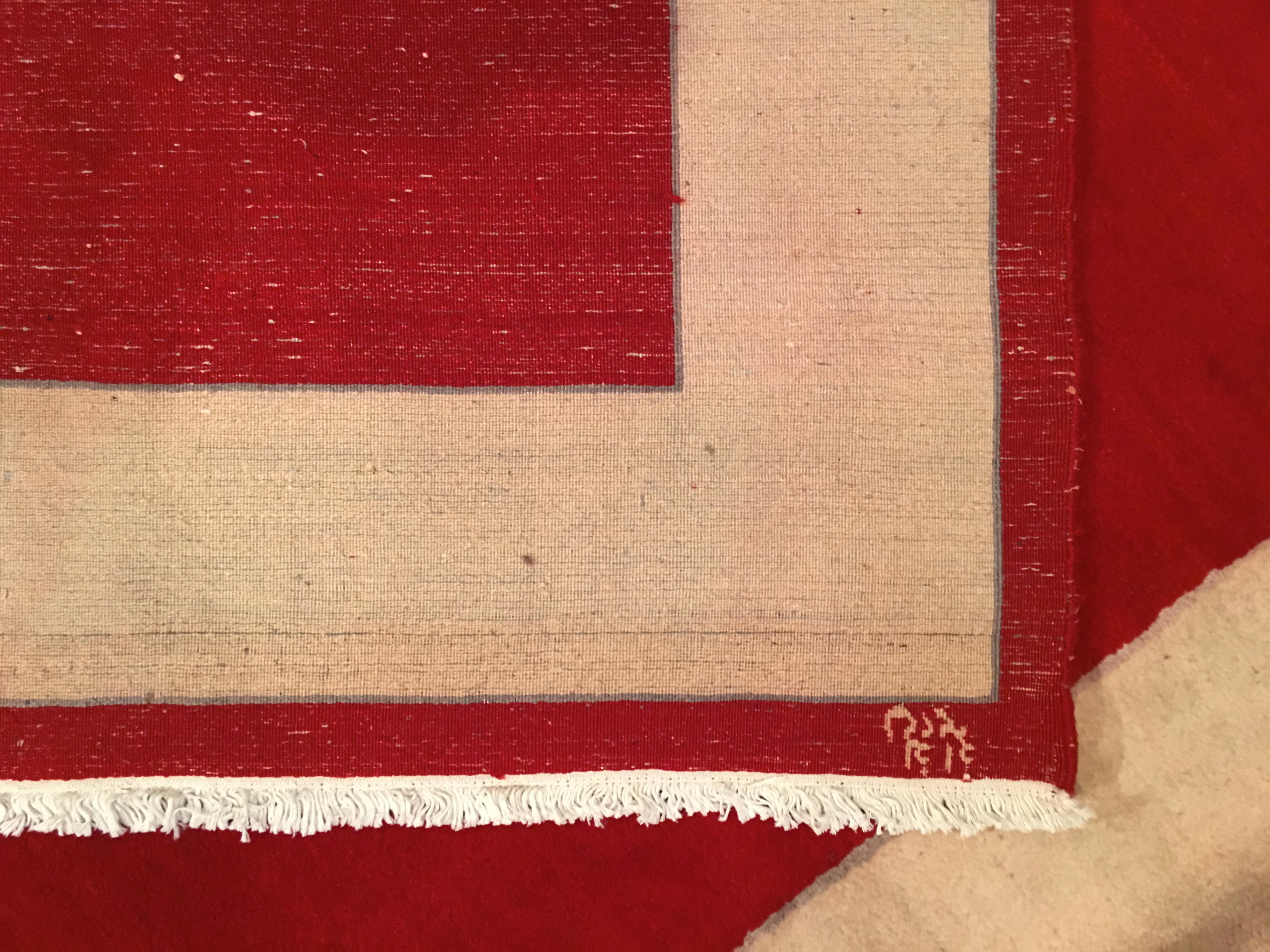 Tappeto quadrato grande rosso indiano minimalista di metà secolo con monogrammi LS in vendita 2