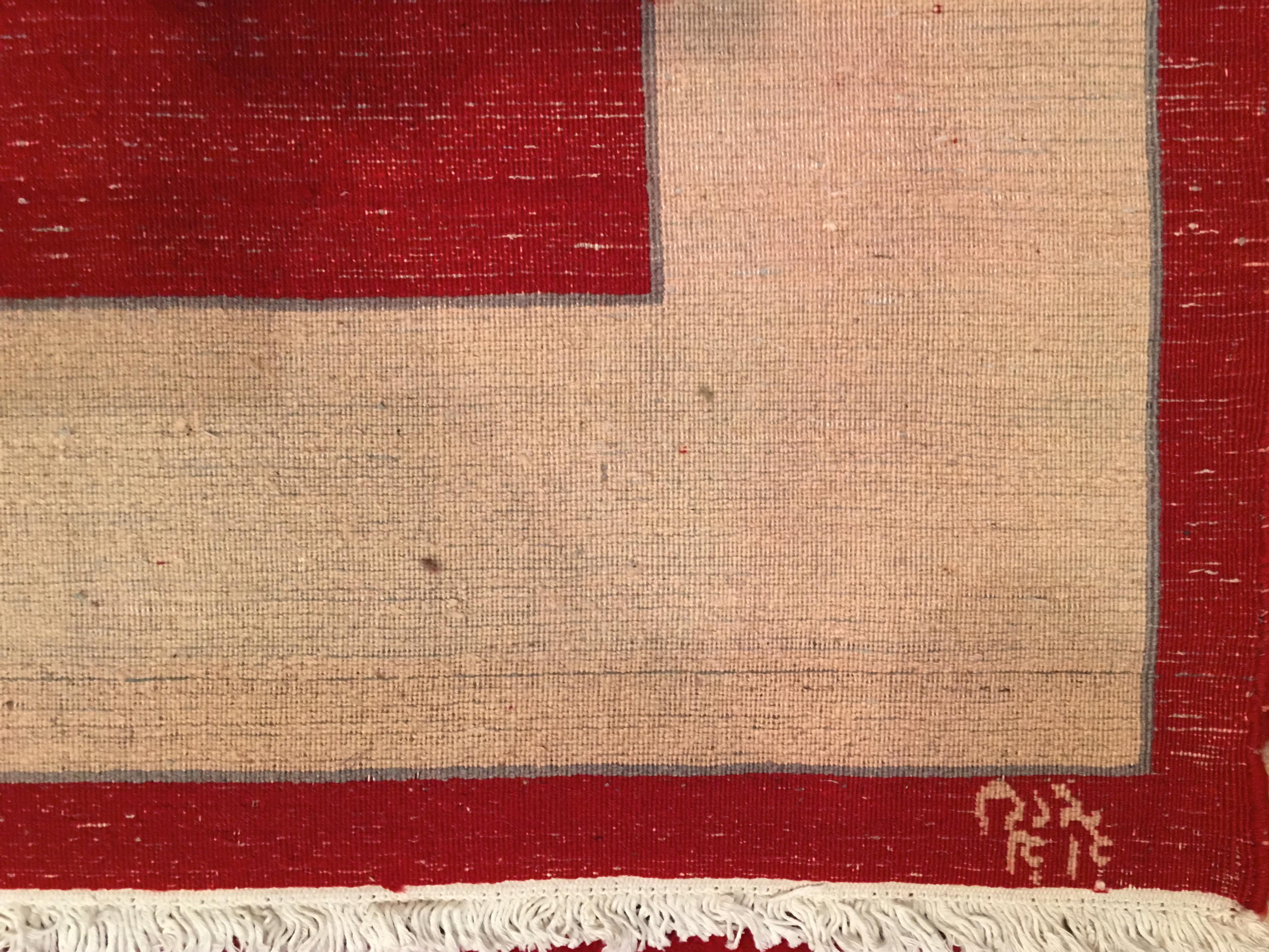 Tappeto quadrato grande rosso indiano minimalista di metà secolo con monogrammi LS in vendita 3