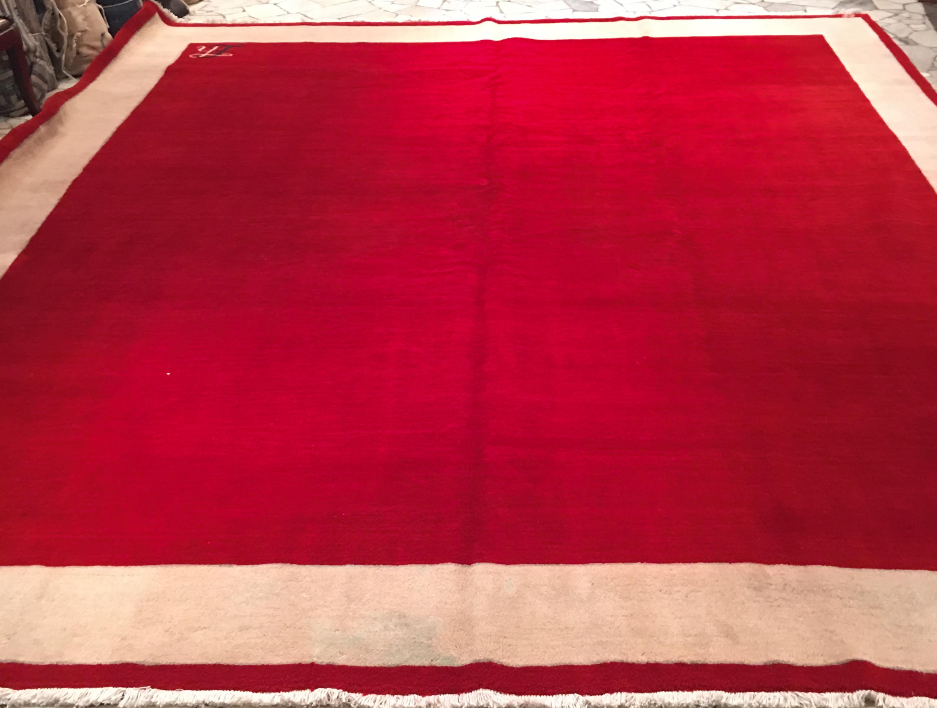 Tappeto quadrato grande rosso indiano minimalista di metà secolo con monogrammi LS in vendita 4