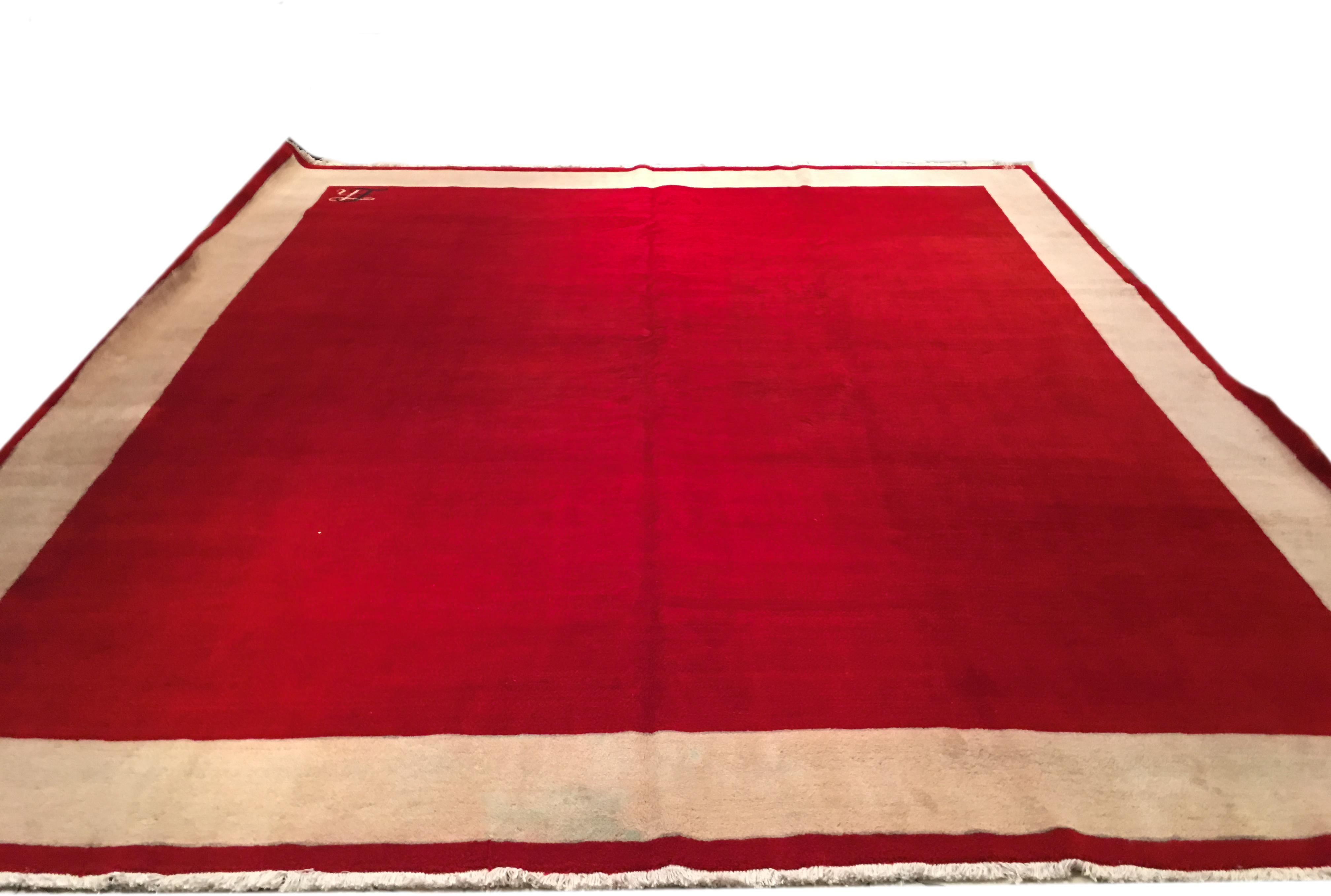 Tappeto quadrato grande rosso indiano minimalista di metà secolo con monogrammi LS in vendita 6