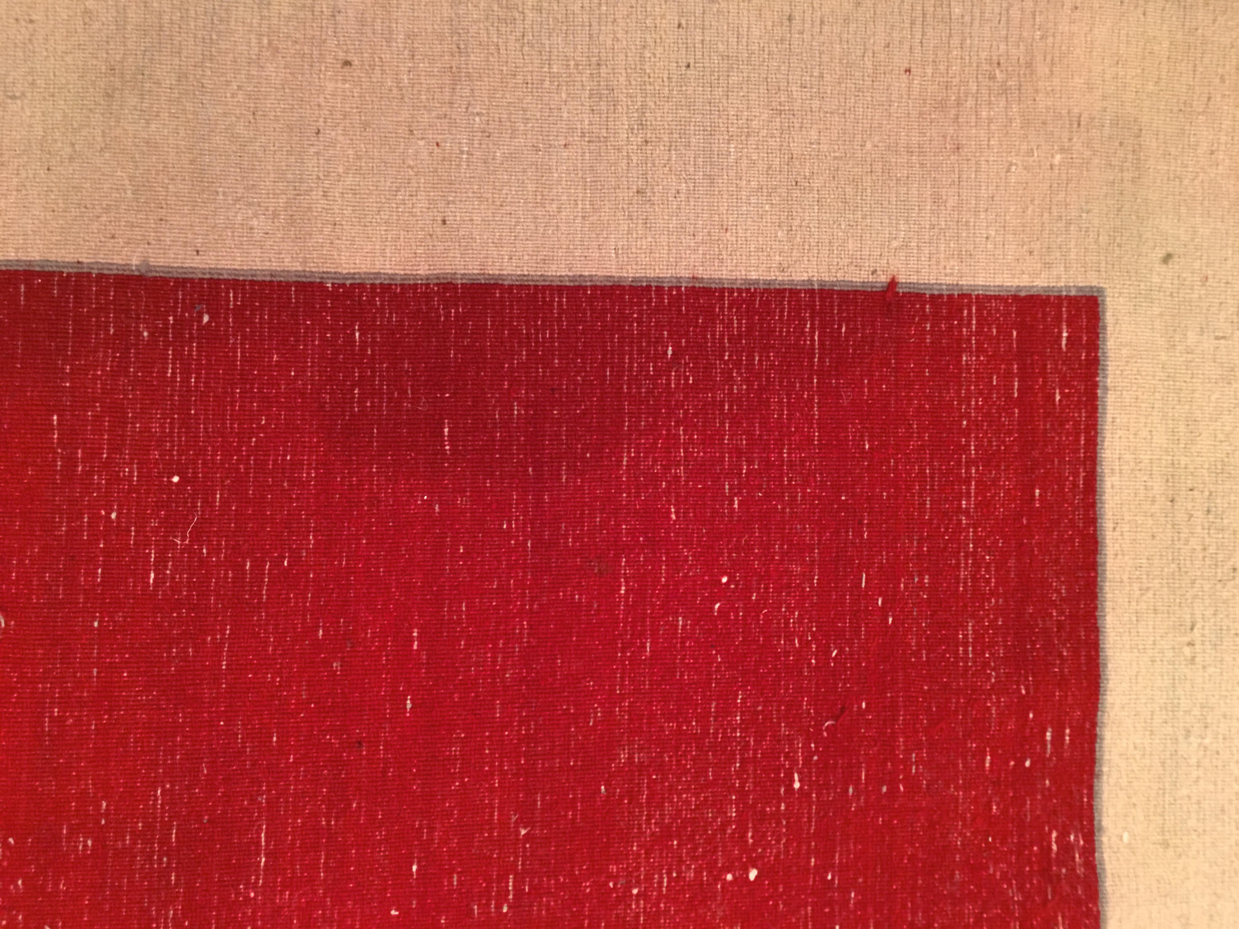 Indiano Tappeto quadrato grande rosso indiano minimalista di metà secolo con monogrammi LS in vendita