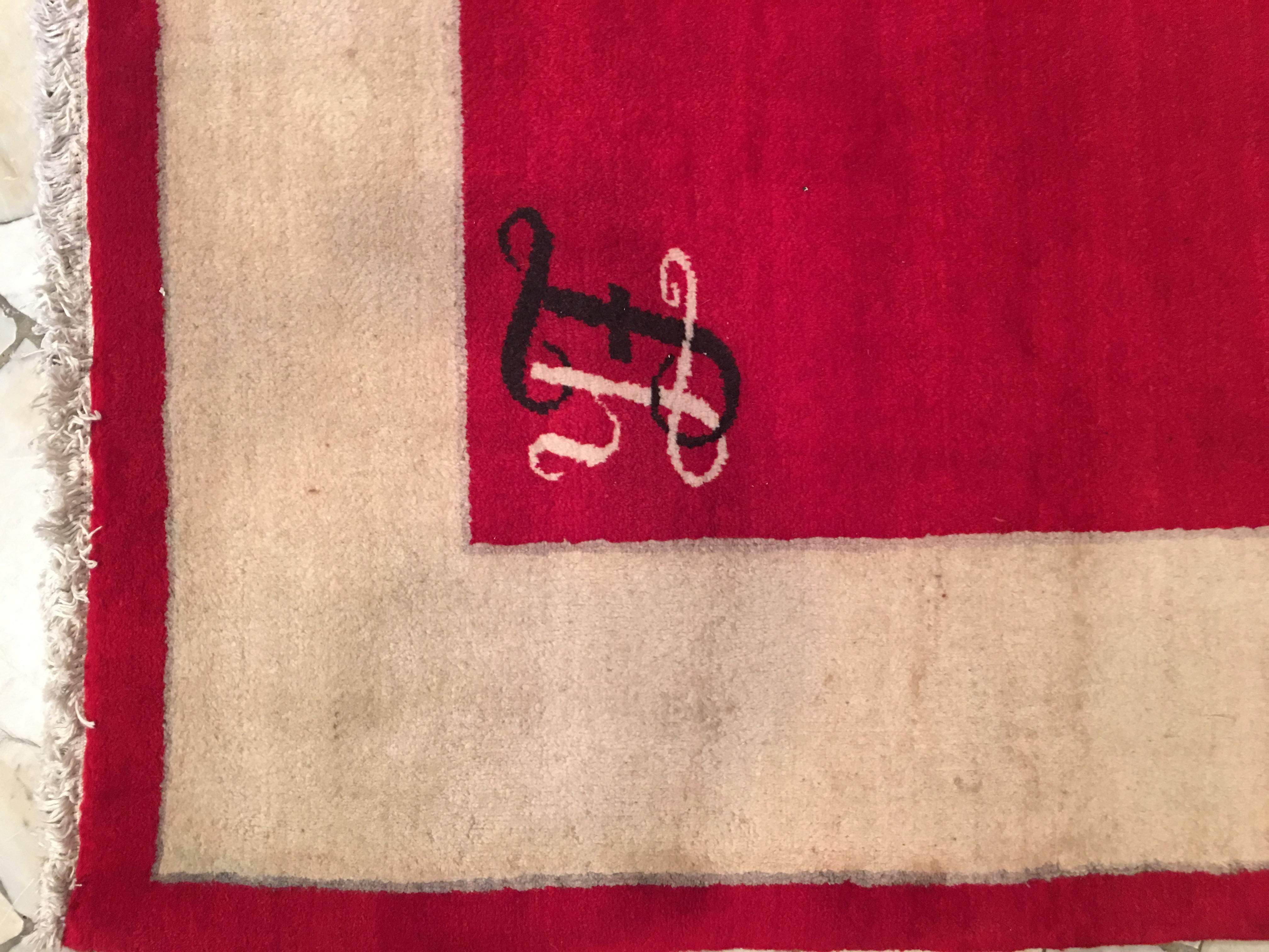 Annodato a mano Tappeto quadrato grande rosso indiano minimalista di metà secolo con monogrammi LS in vendita