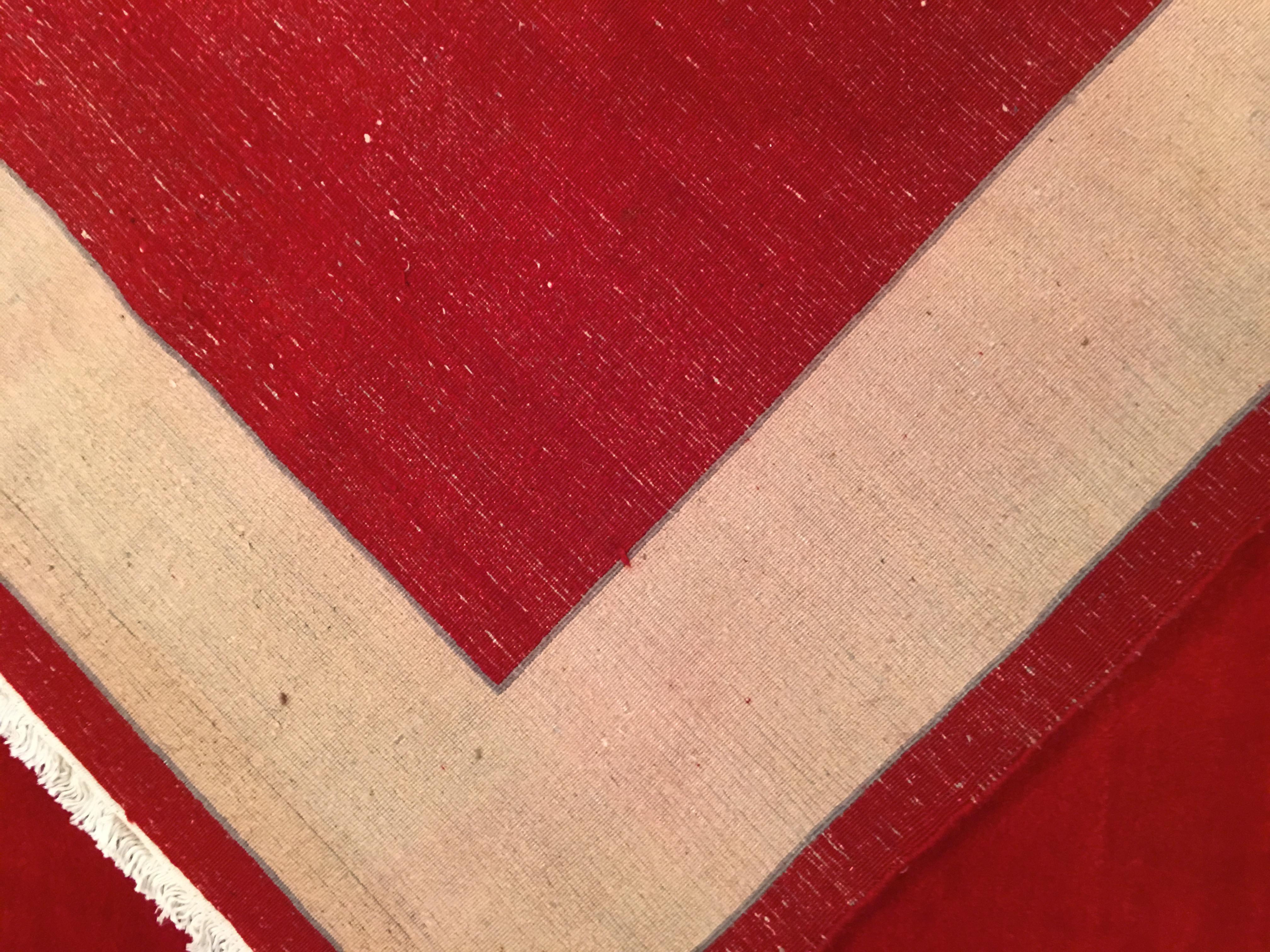 Tappeto quadrato grande rosso indiano minimalista di metà secolo con monogrammi LS In condizioni buone in vendita a Milan, IT