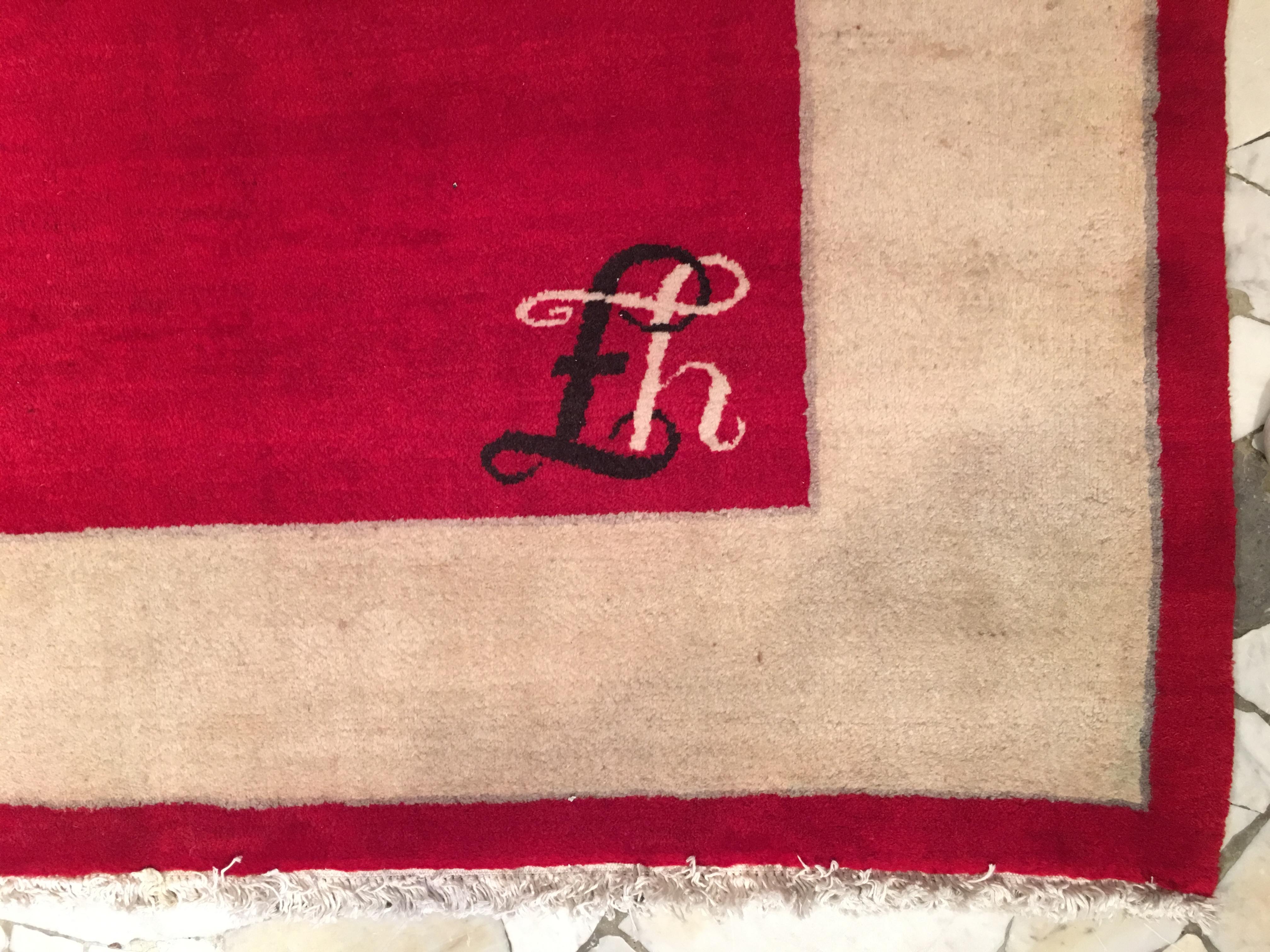 XX secolo Tappeto quadrato grande rosso indiano minimalista di metà secolo con monogrammi LS in vendita