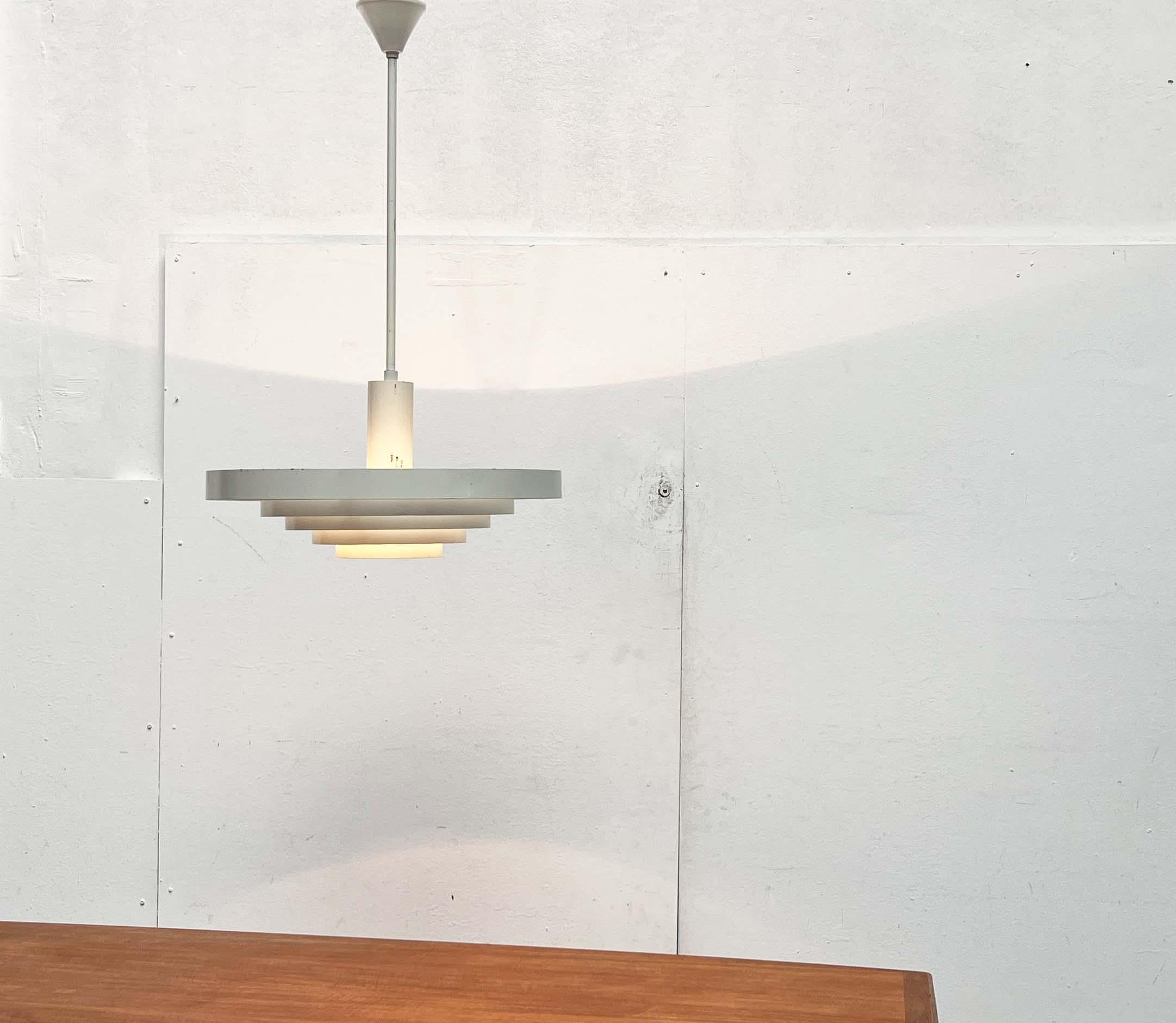 Lampada a sospensione minimalista di metà secolo Paavo Tynell, Idman, anni '60 in vendita 6
