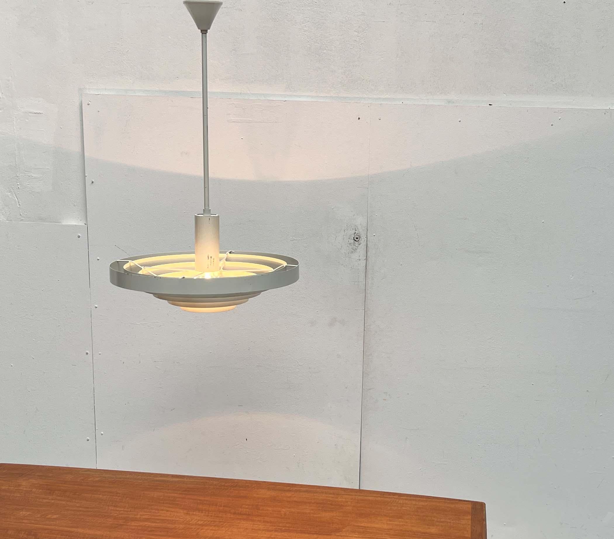 Lampada a sospensione minimalista di metà secolo Paavo Tynell, Idman, anni '60 in vendita 7