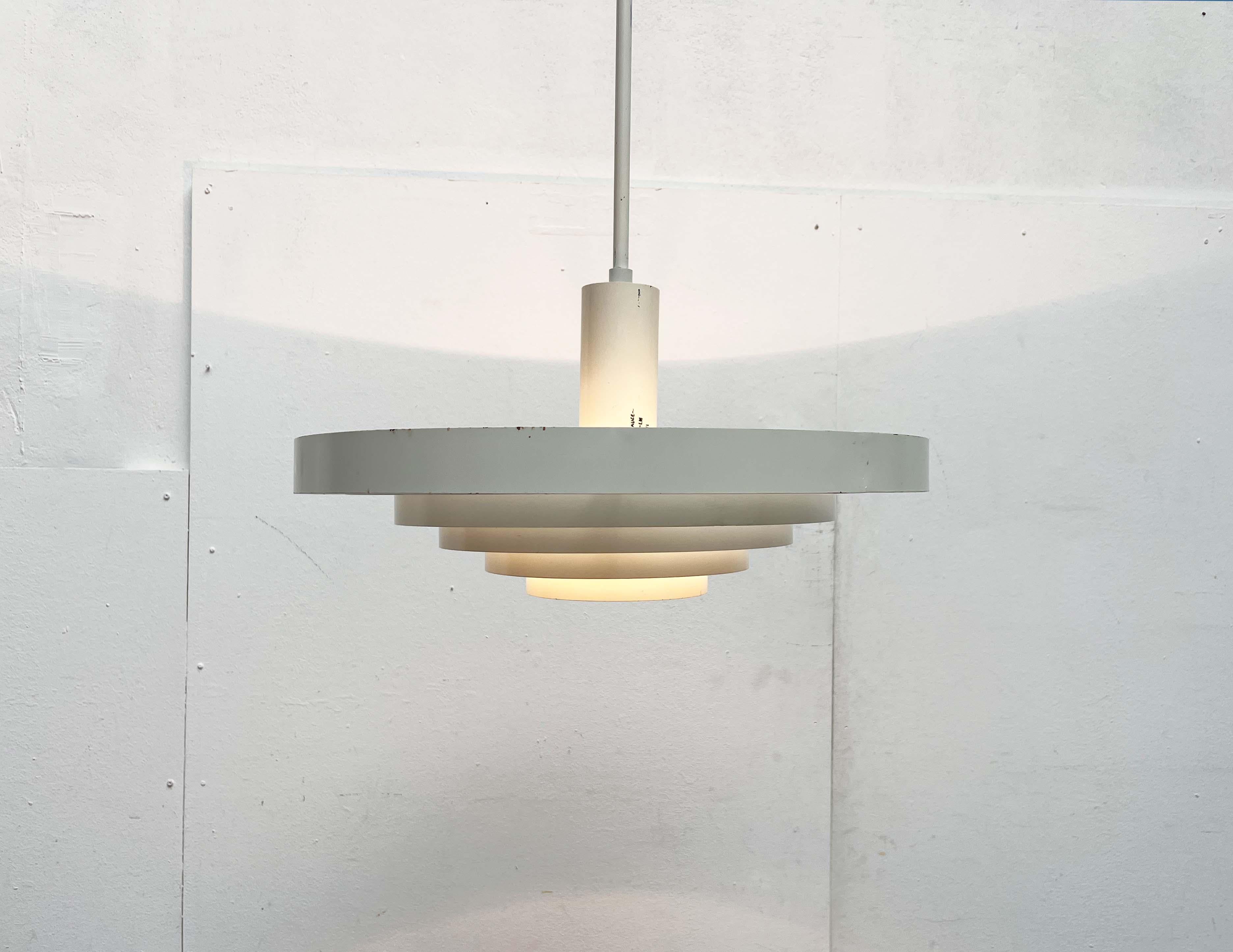 Finlandese Lampada a sospensione minimalista di metà secolo Paavo Tynell, Idman, anni '60 in vendita