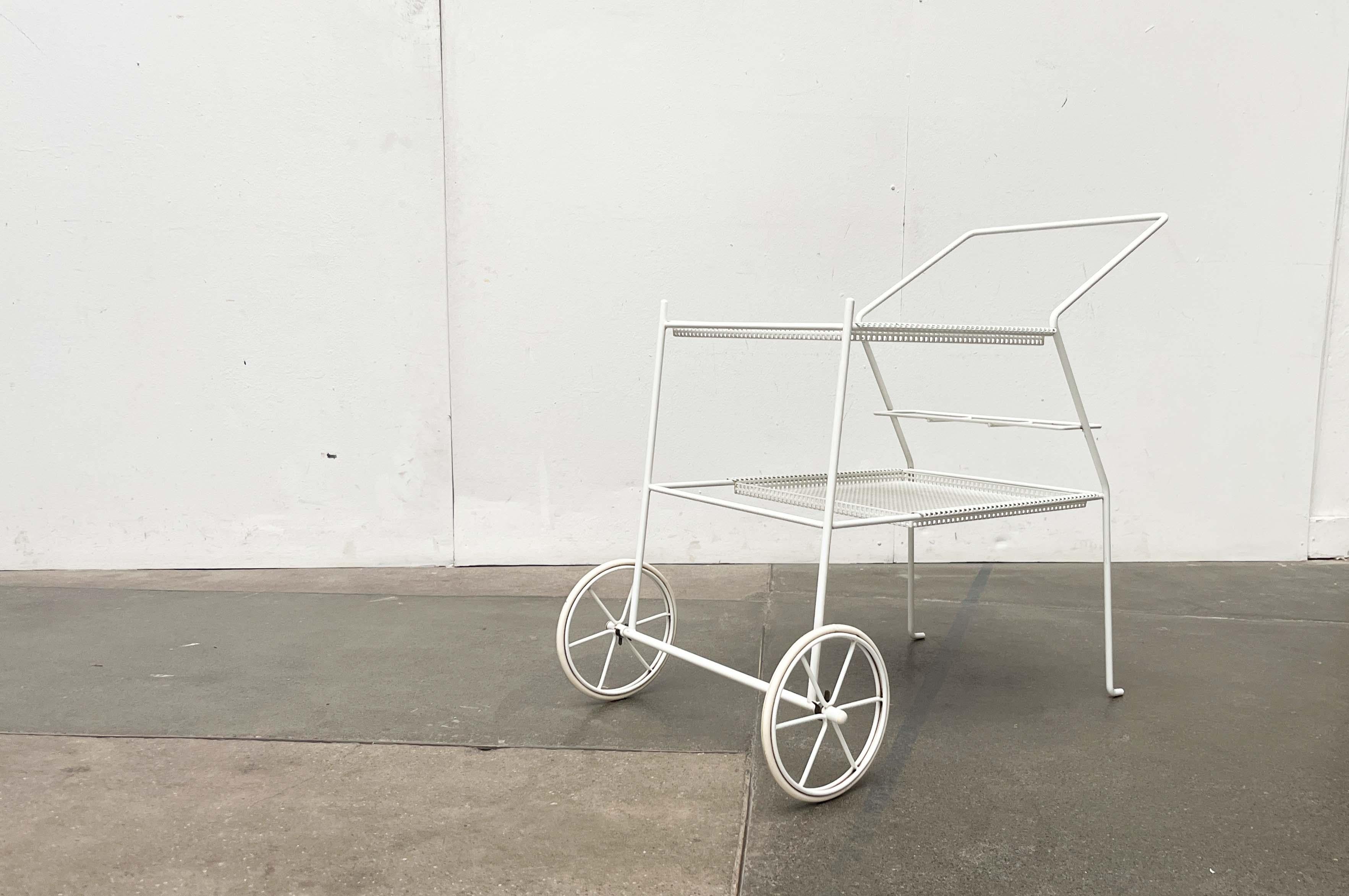 Chariot de service de bar minimaliste en métal perforé moderne du milieu du siècle dernier, années 1960 en vente 3