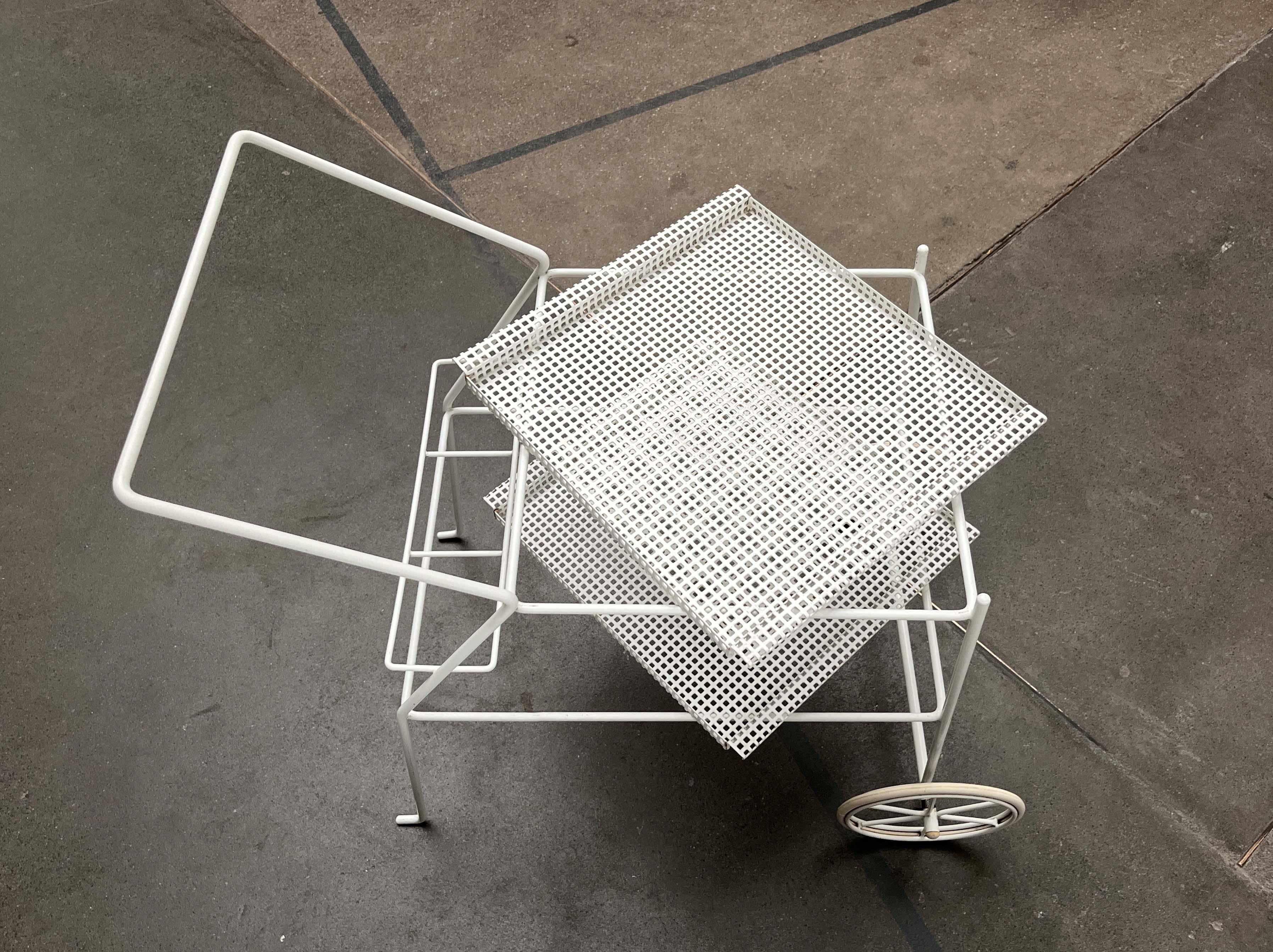 Chariot de service de bar minimaliste en métal perforé moderne du milieu du siècle dernier, années 1960 en vente 4