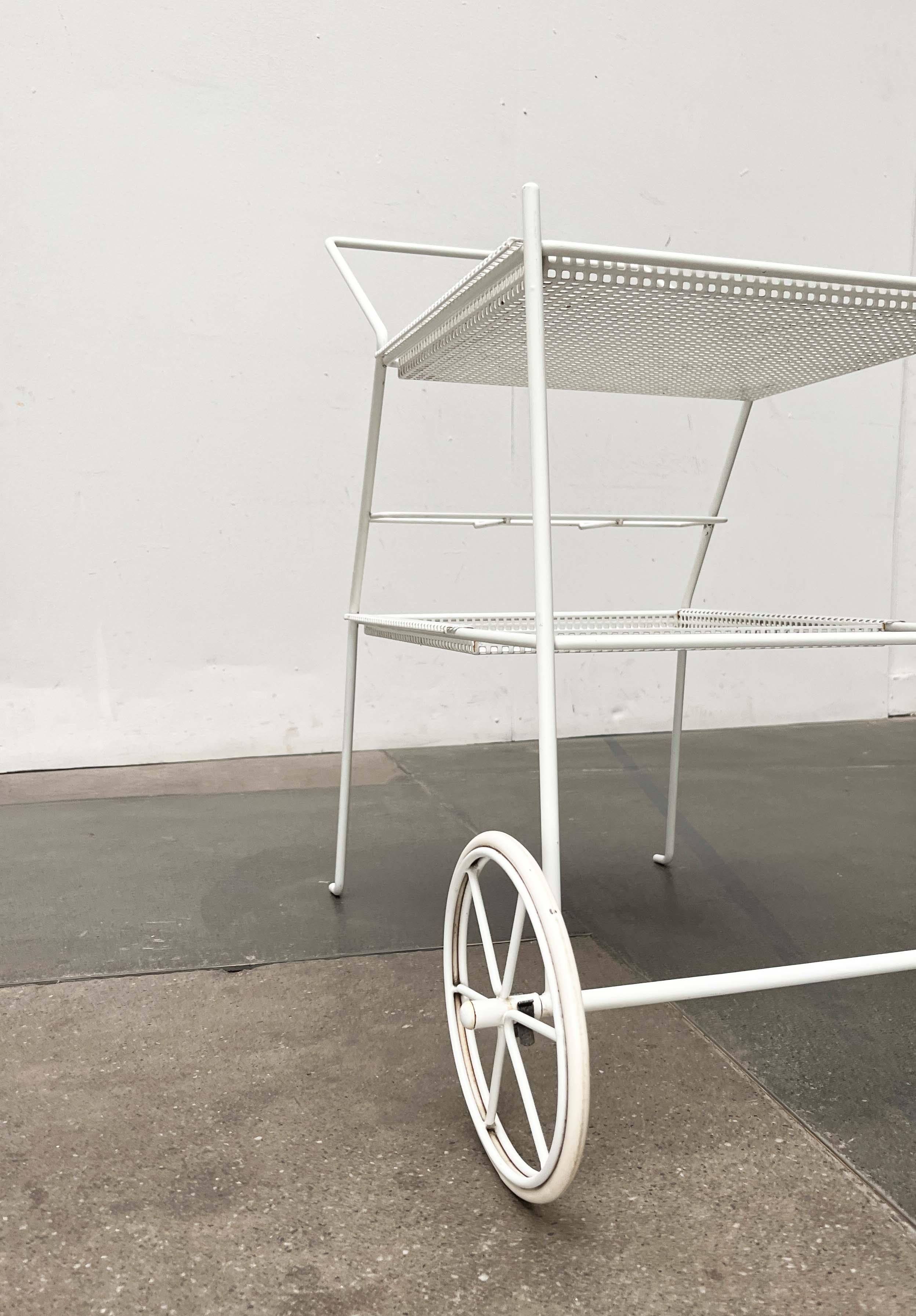 Chariot de service de bar minimaliste en métal perforé moderne du milieu du siècle dernier, années 1960 en vente 8