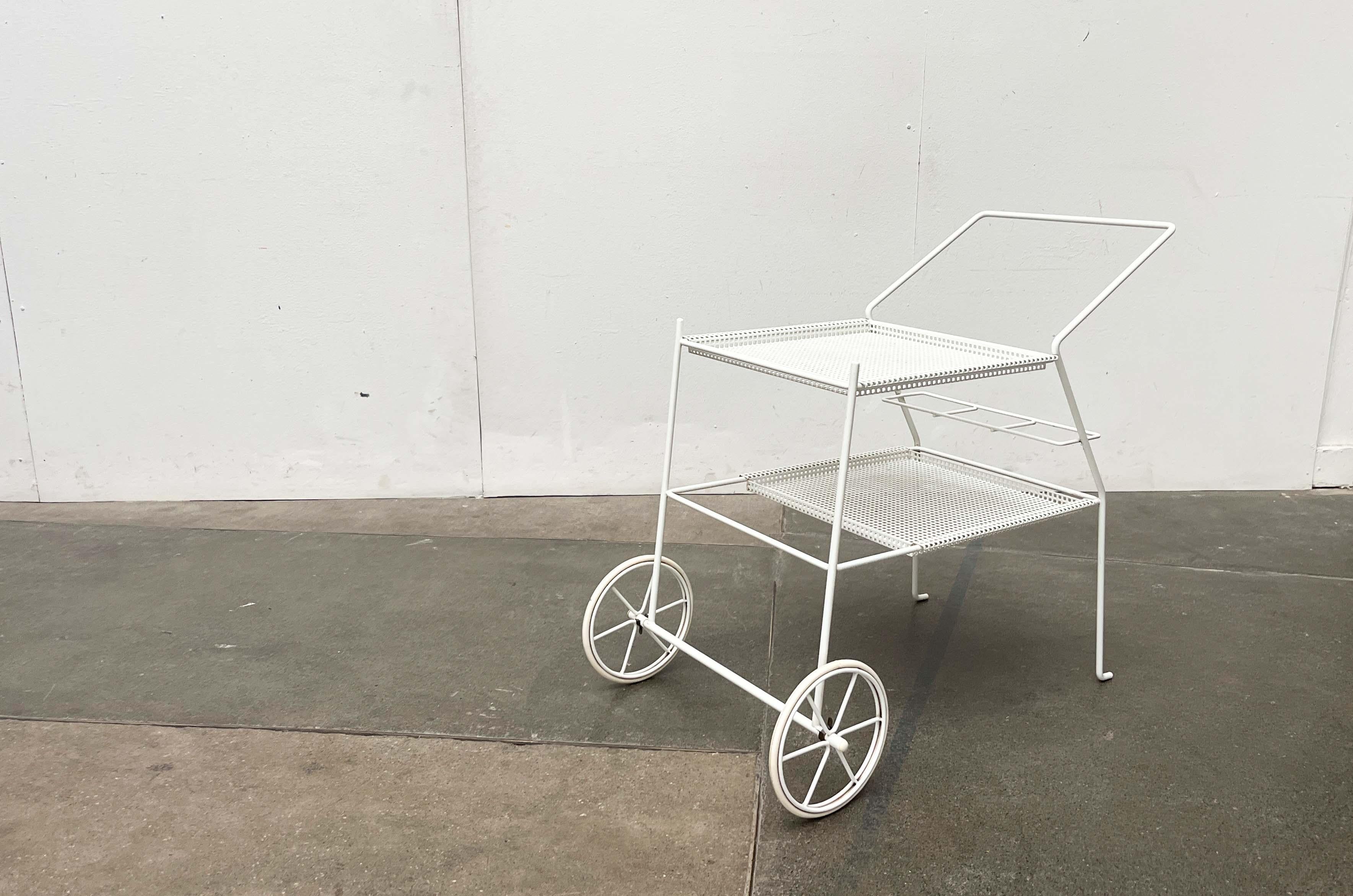 Mid-Century Modern Chariot de service de bar minimaliste en métal perforé moderne du milieu du siècle dernier, années 1960 en vente