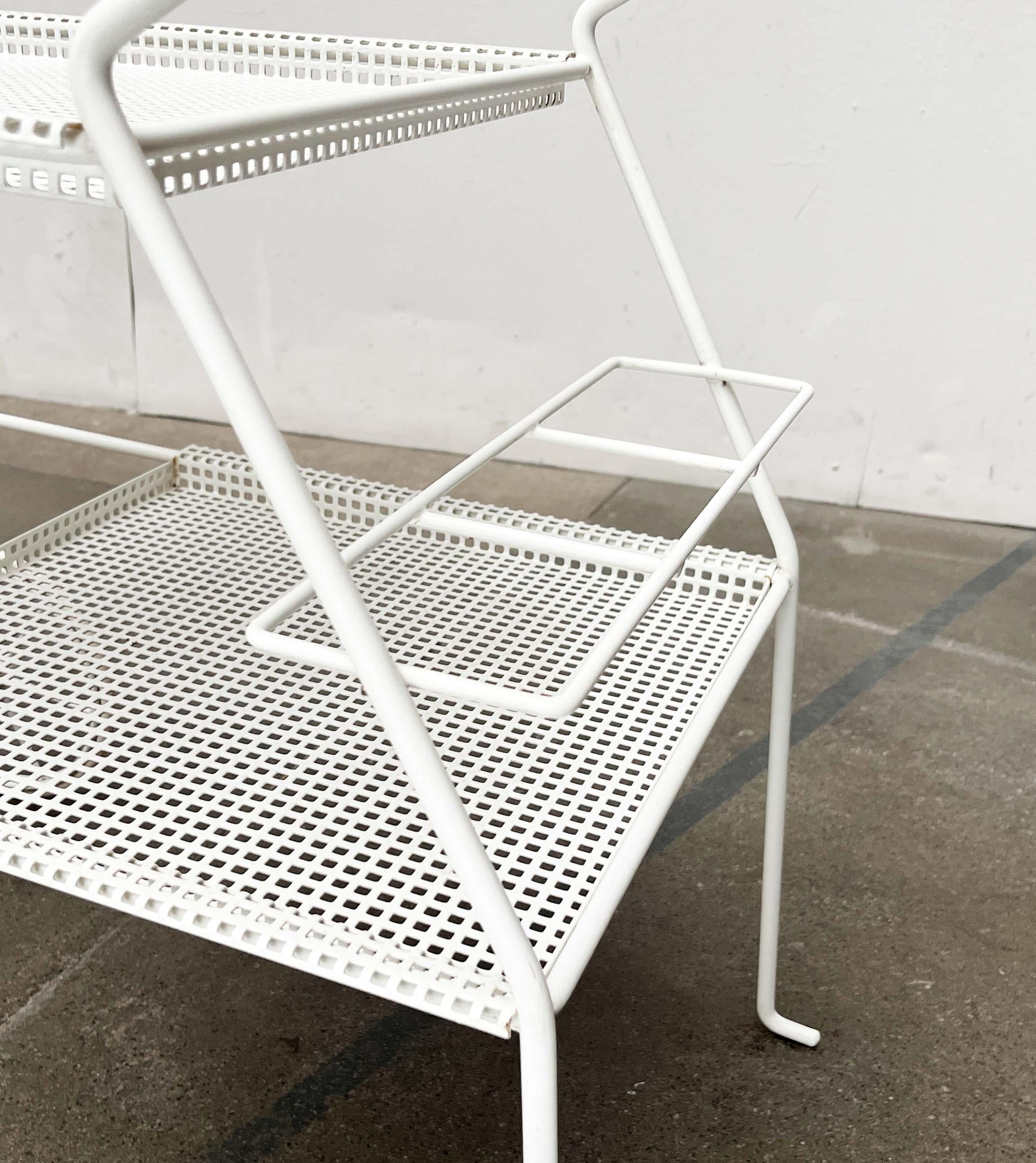 Européen Chariot de service de bar minimaliste en métal perforé moderne du milieu du siècle dernier, années 1960 en vente
