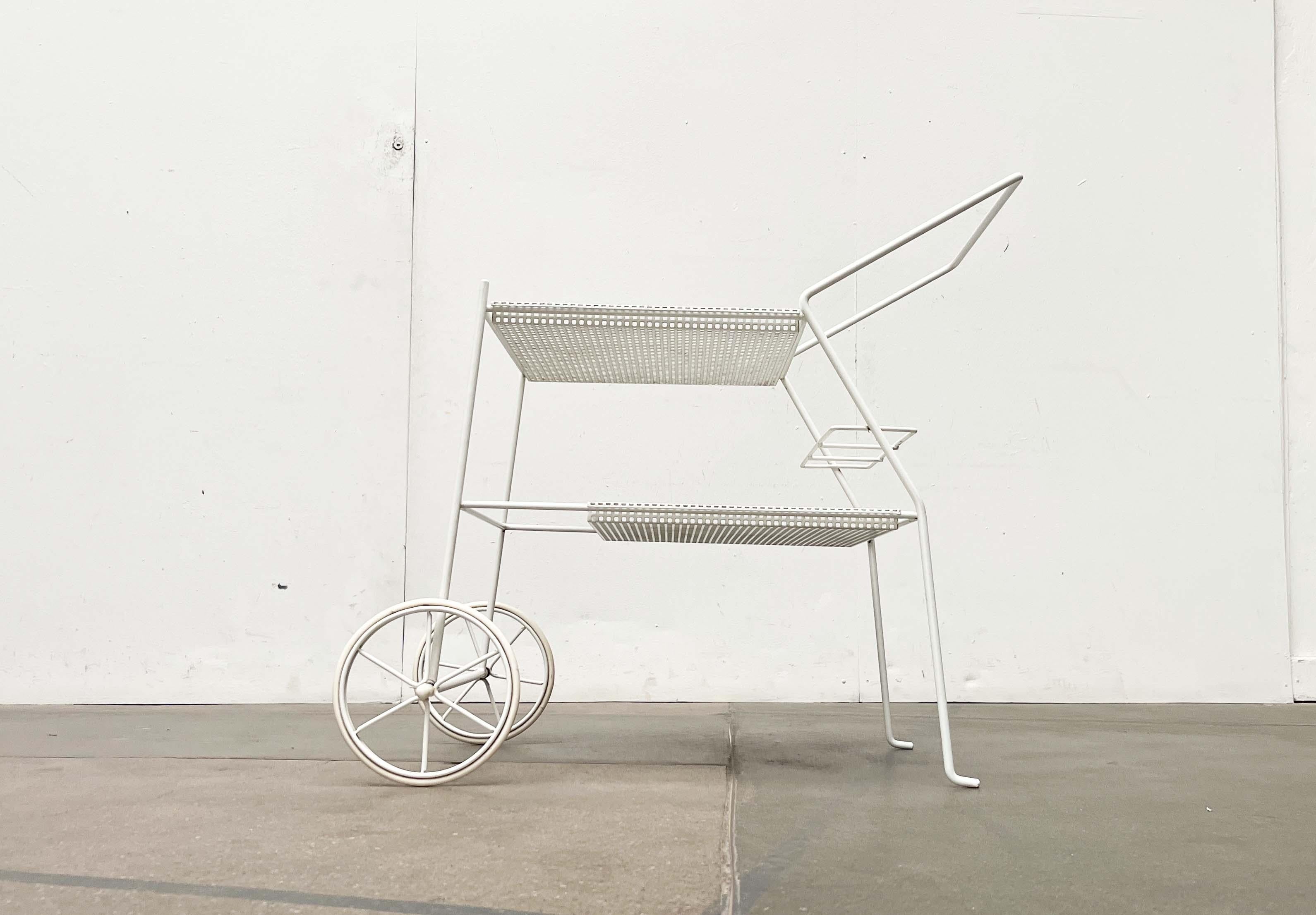 Chariot de service de bar minimaliste en métal perforé moderne du milieu du siècle dernier, années 1960 Excellent état - En vente à Hamburg, DE