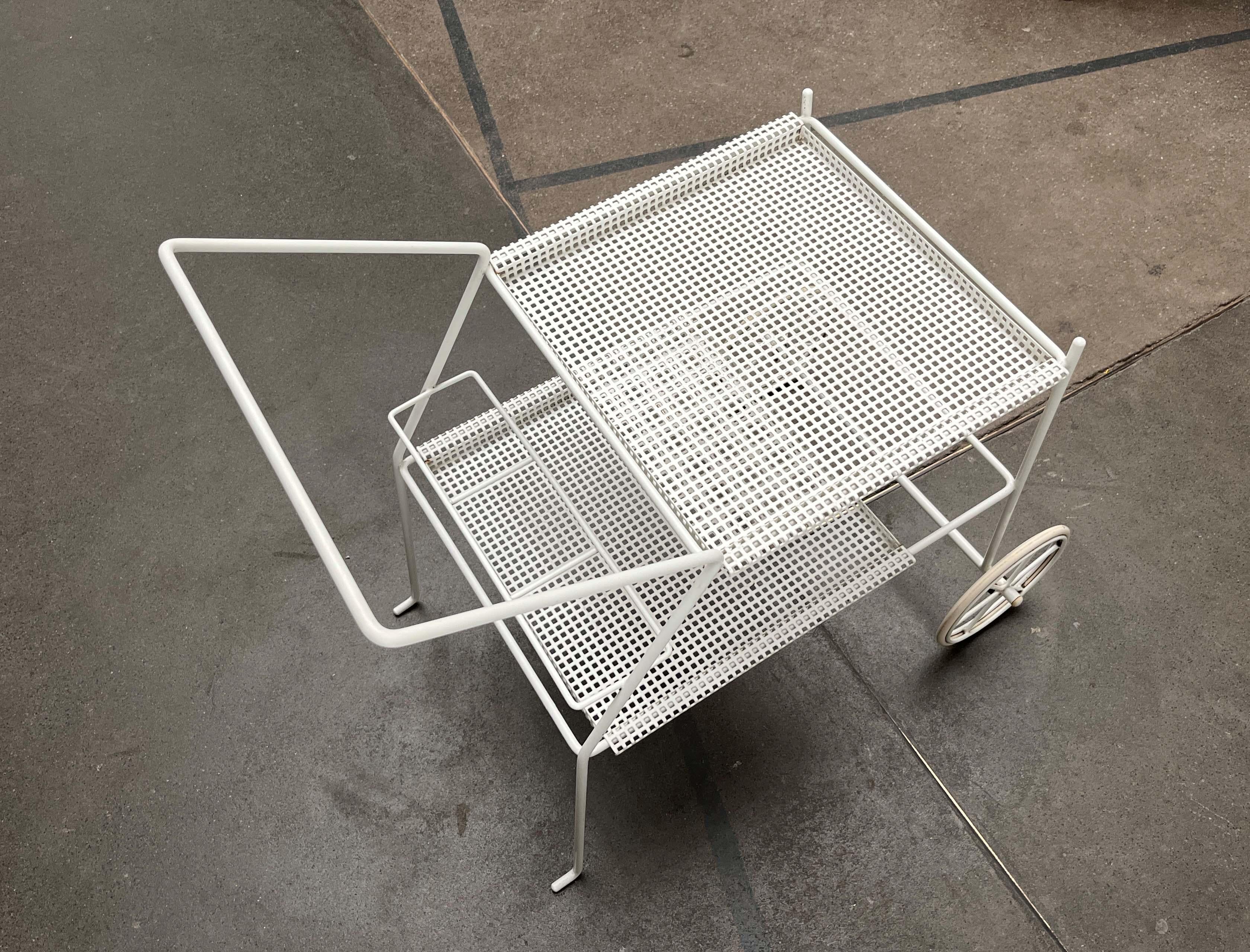 Milieu du XXe siècle Chariot de service de bar minimaliste en métal perforé moderne du milieu du siècle dernier, années 1960 en vente