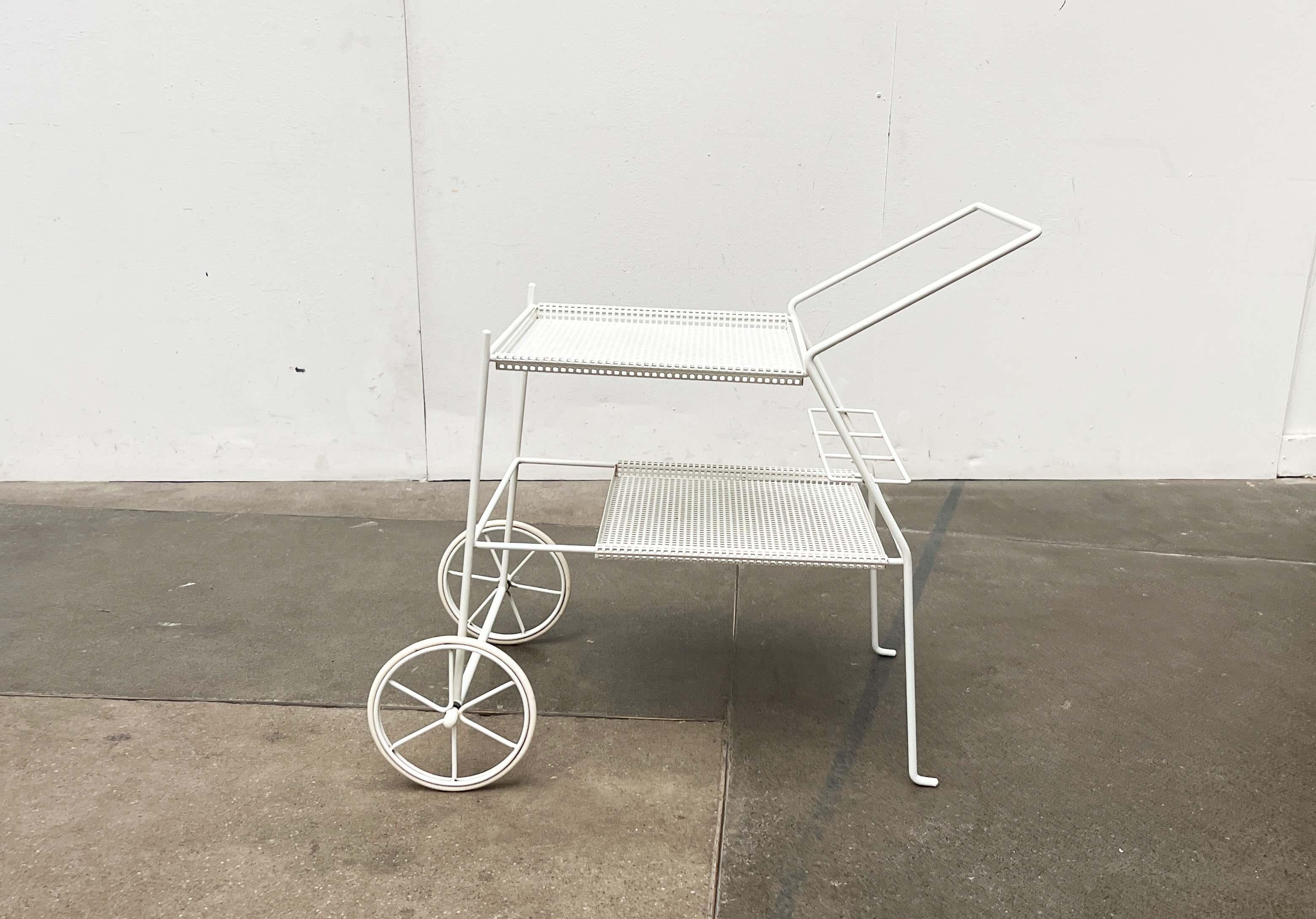 Chariot de service de bar minimaliste en métal perforé moderne du milieu du siècle dernier, années 1960 en vente 2