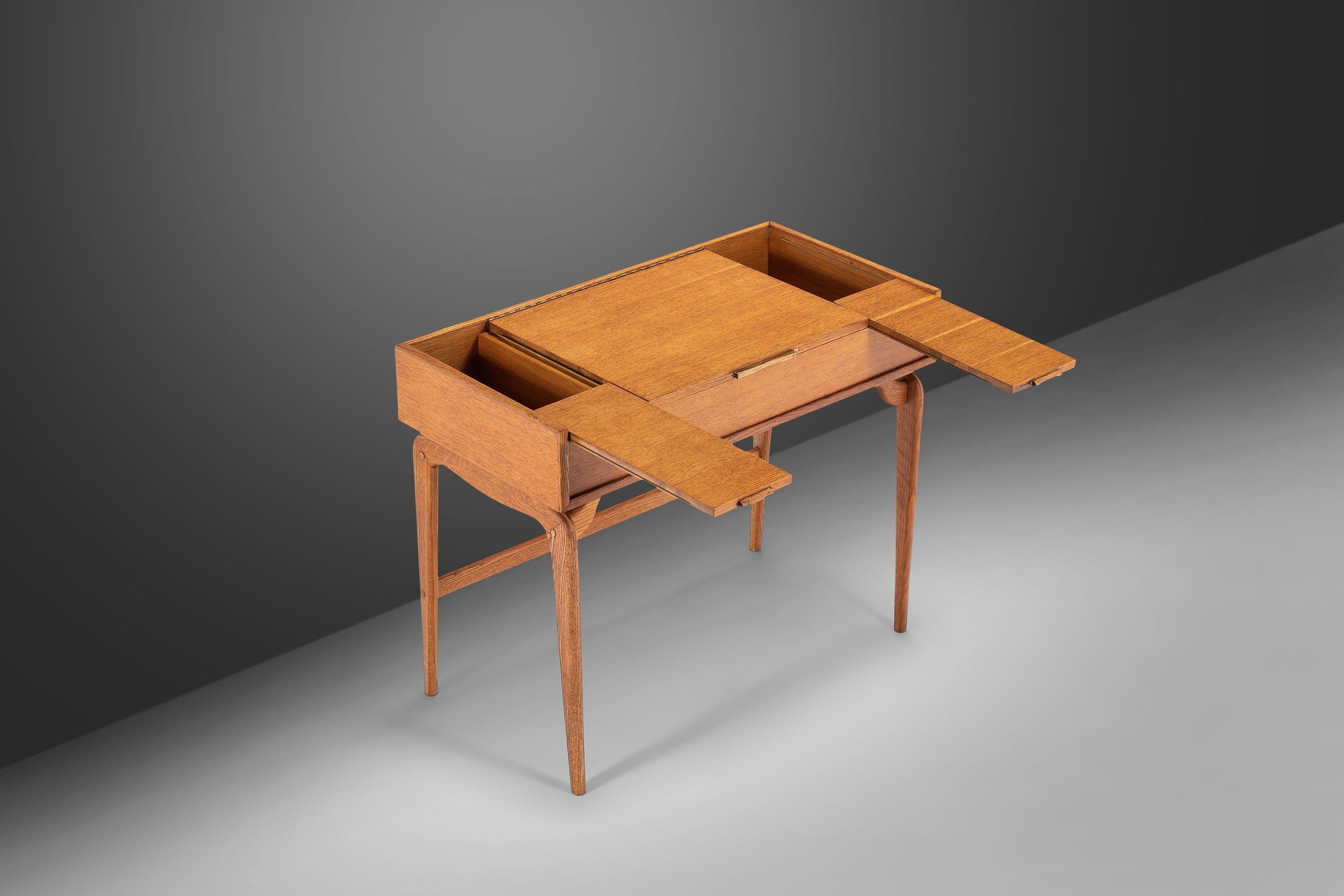 Mid-Century Modern Minimalist Petite Writing Desk in Golden Oak, USA, C. 1960's In Good Condition For Sale In Deland, FL