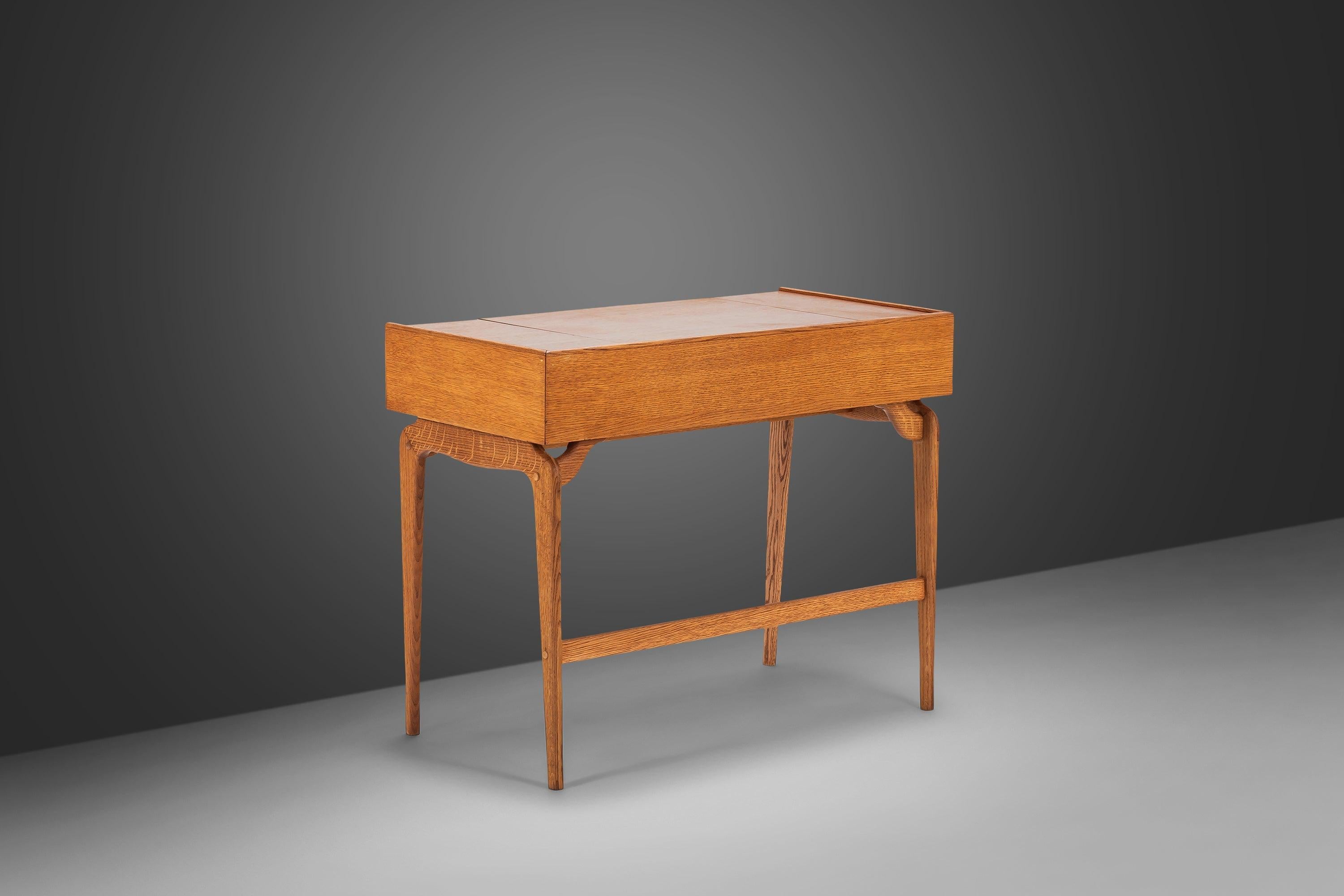 Mid-Century Modern Minimalist Petite Writing Desk in Golden Oak, USA, C. 1960's For Sale 2