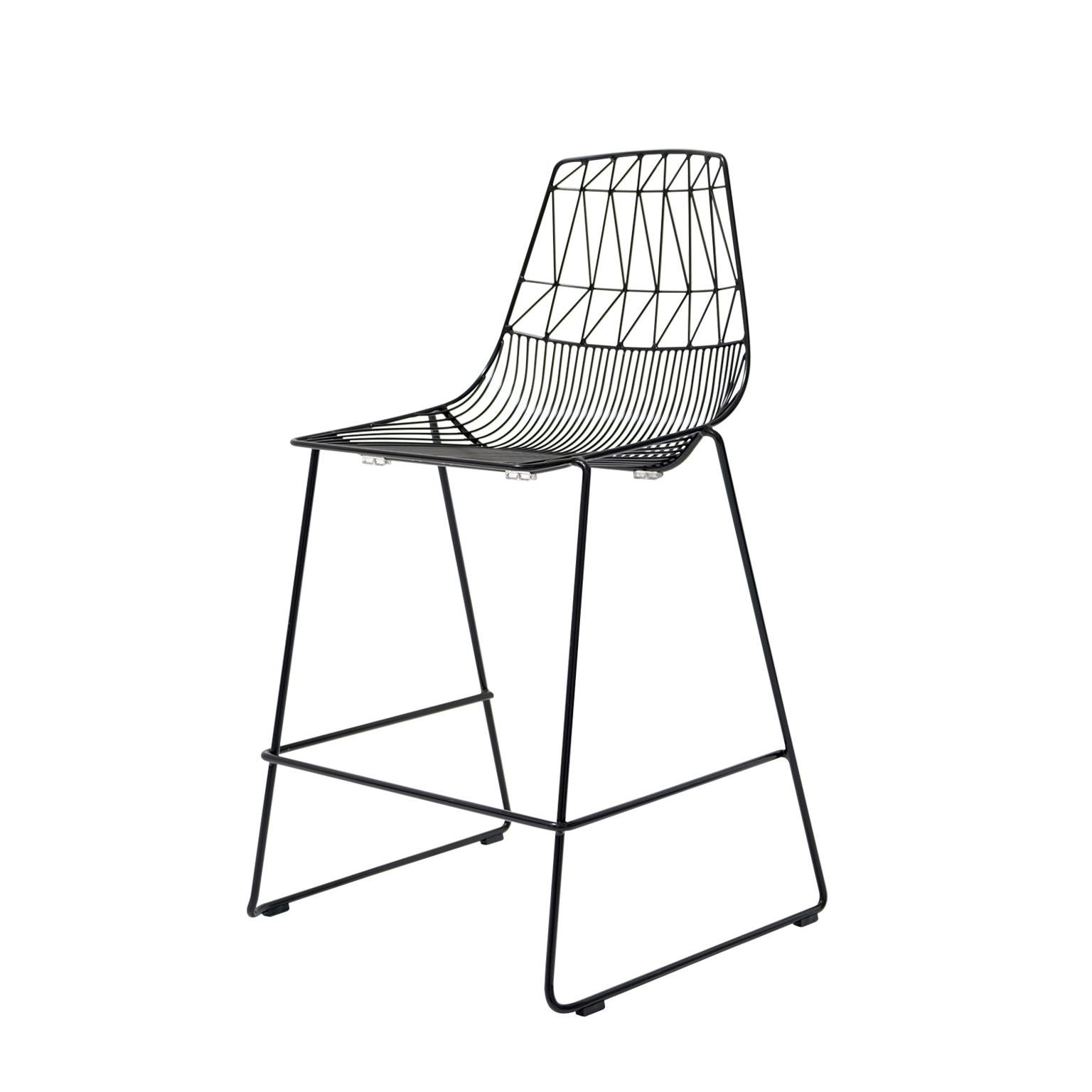 Meubles en fil métallique Bend Goods
Une autre variante de la chaise Lucy de Bend Goods, le tabouret empilable Lucy Counter est un tabouret en fil métallique dont la forme unique permet de le déplacer et de le réorganiser facilement. Ce tabouret de