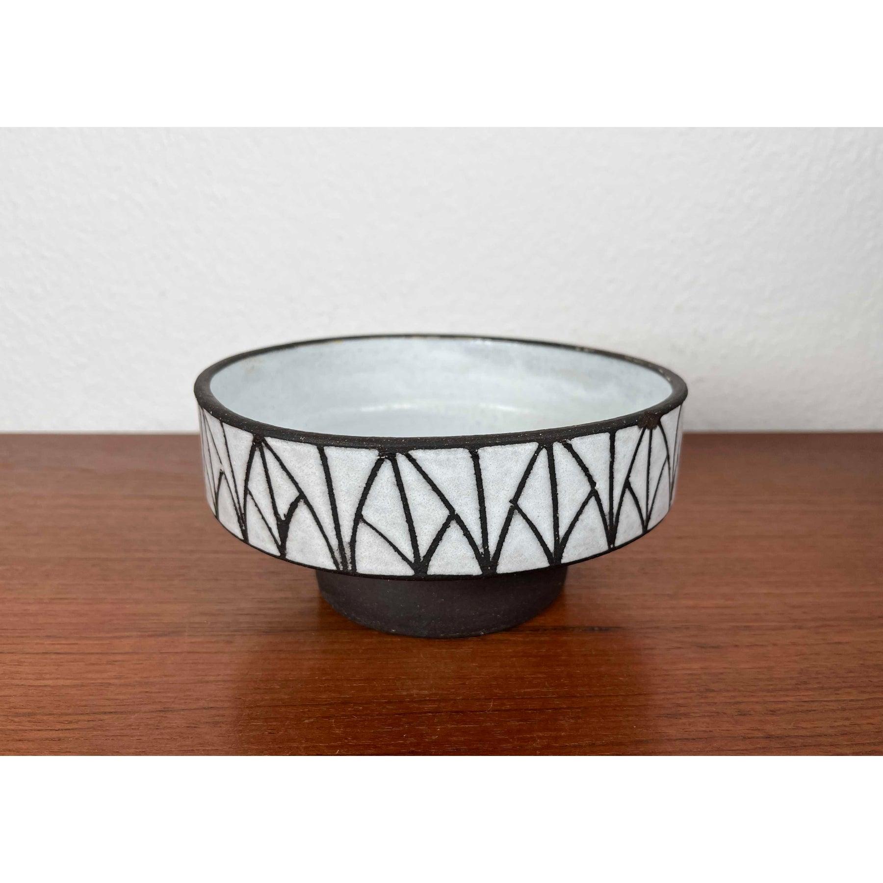 Mid-Century Modern Minimalist Studio Pottery Vase, 1960s, in Very Good conditions. Designed 1960 to 1969

Additional information:
Materials: Ceramic
Style: Mid-Century Modern
Period: 1960s
Item Type: Vintage, Antique or Pre-owned
Dimensions: 6.3ʺW ×