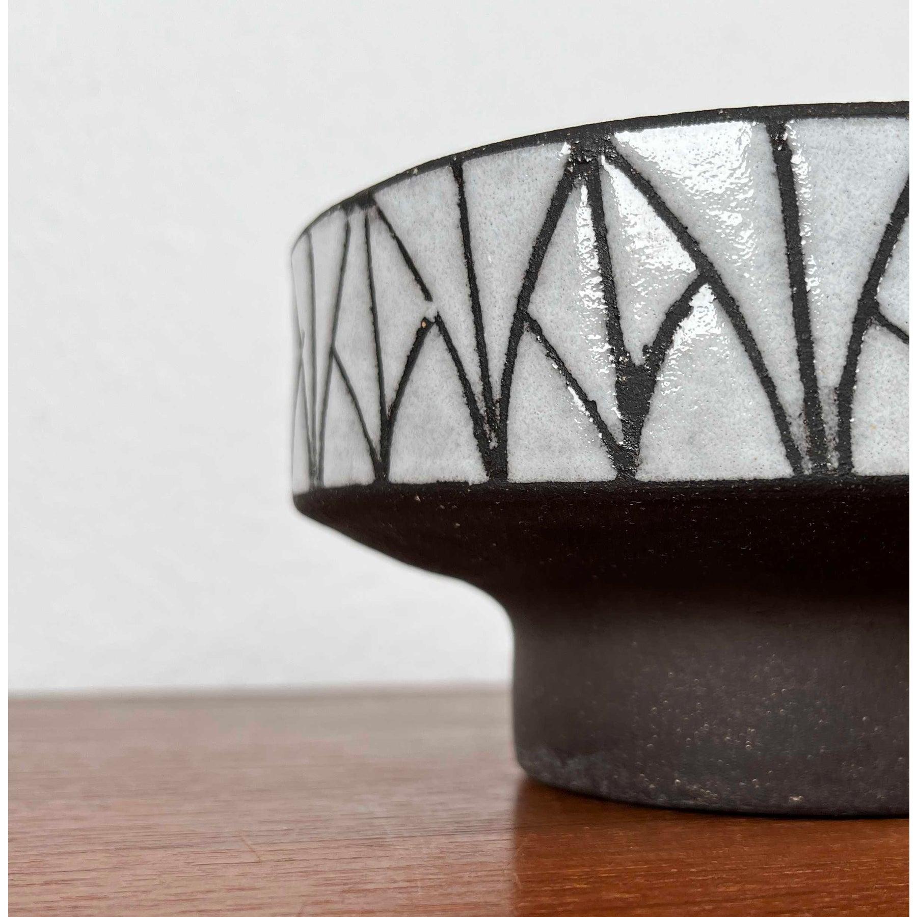 Mid-Century Modern Minimalist Studio Pottery Vase, 1960s For Sale 4