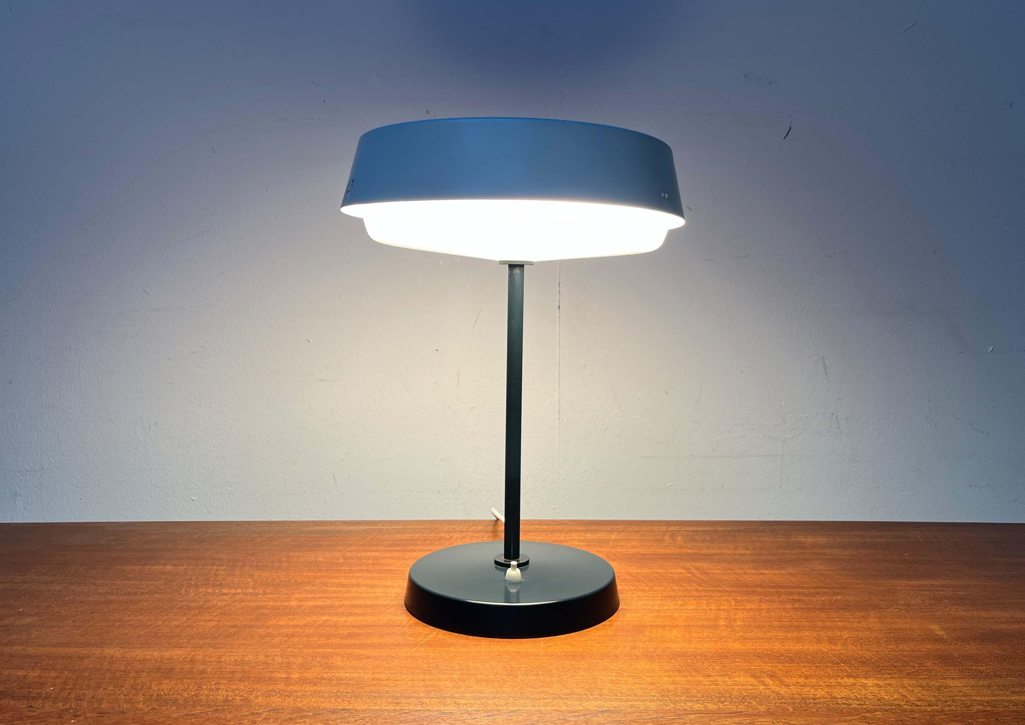 Mid-Century Modern Minimalist Table Lamp by Voitto Haapalainen for Idman Finland For Sale 5