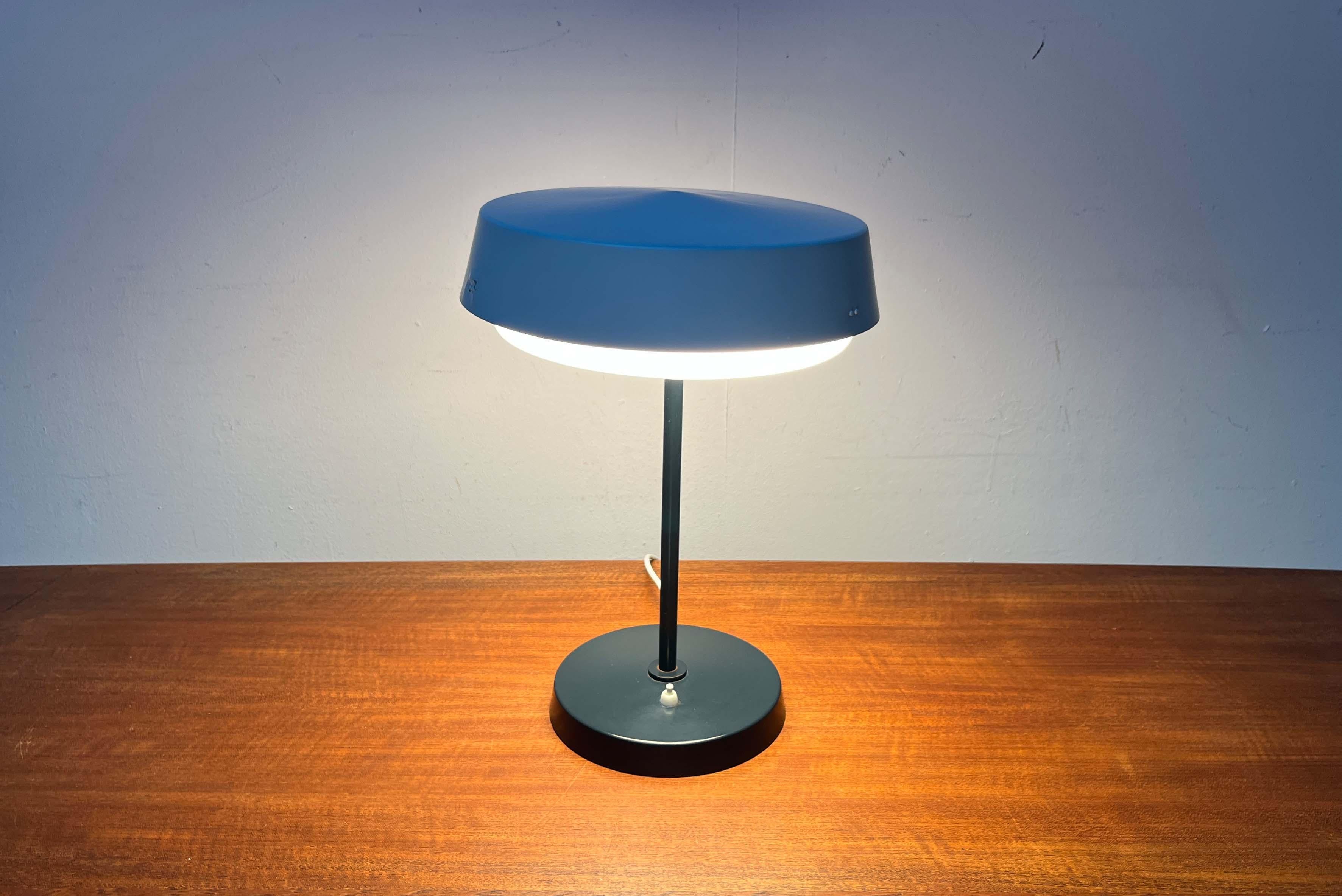 Mid-Century Modern Minimalist Table Lamp by Voitto Haapalainen for Idman Finland For Sale 6