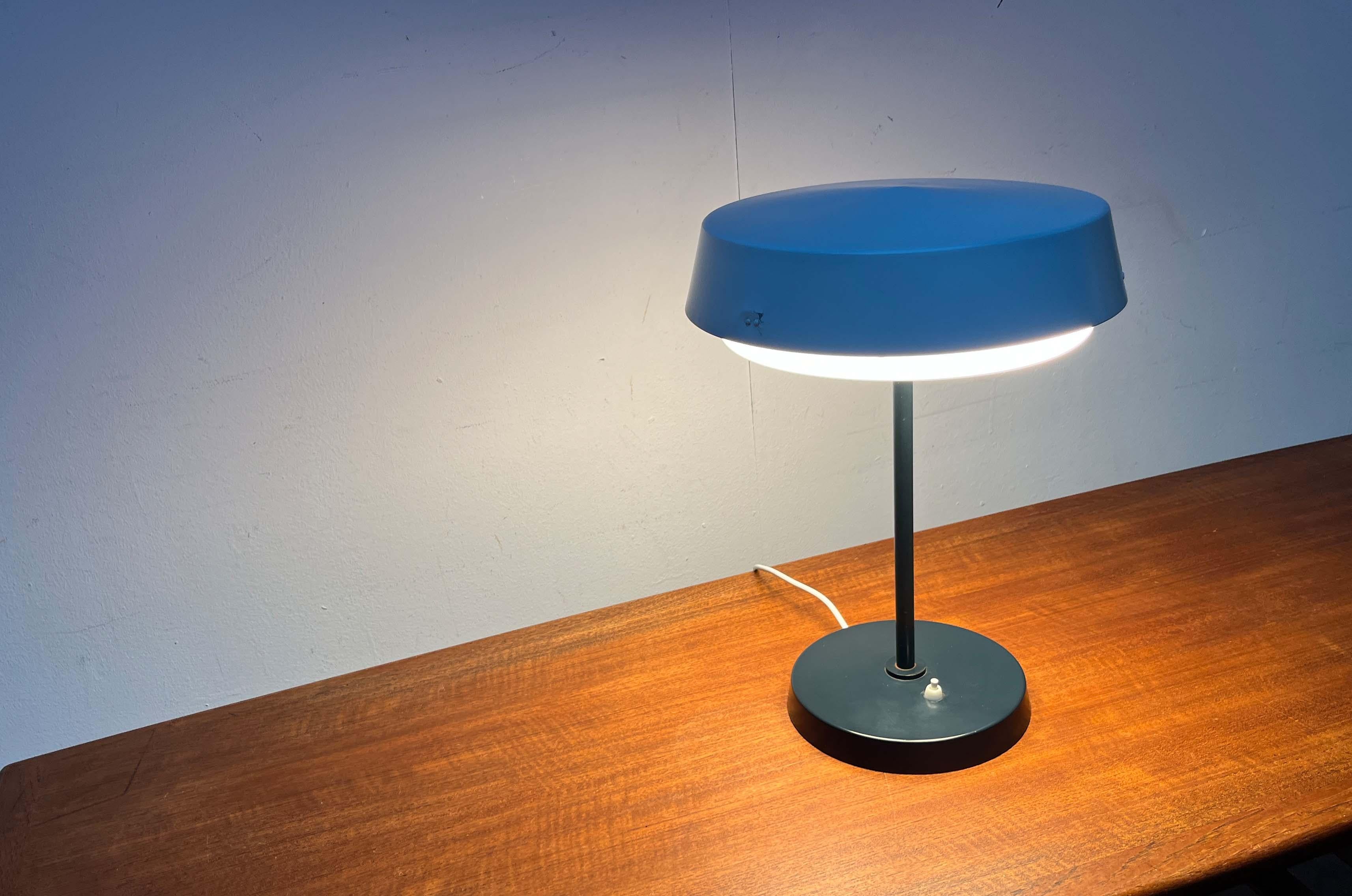 Mid-Century Modern Minimalist Table Lamp by Voitto Haapalainen for Idman Finland For Sale 2