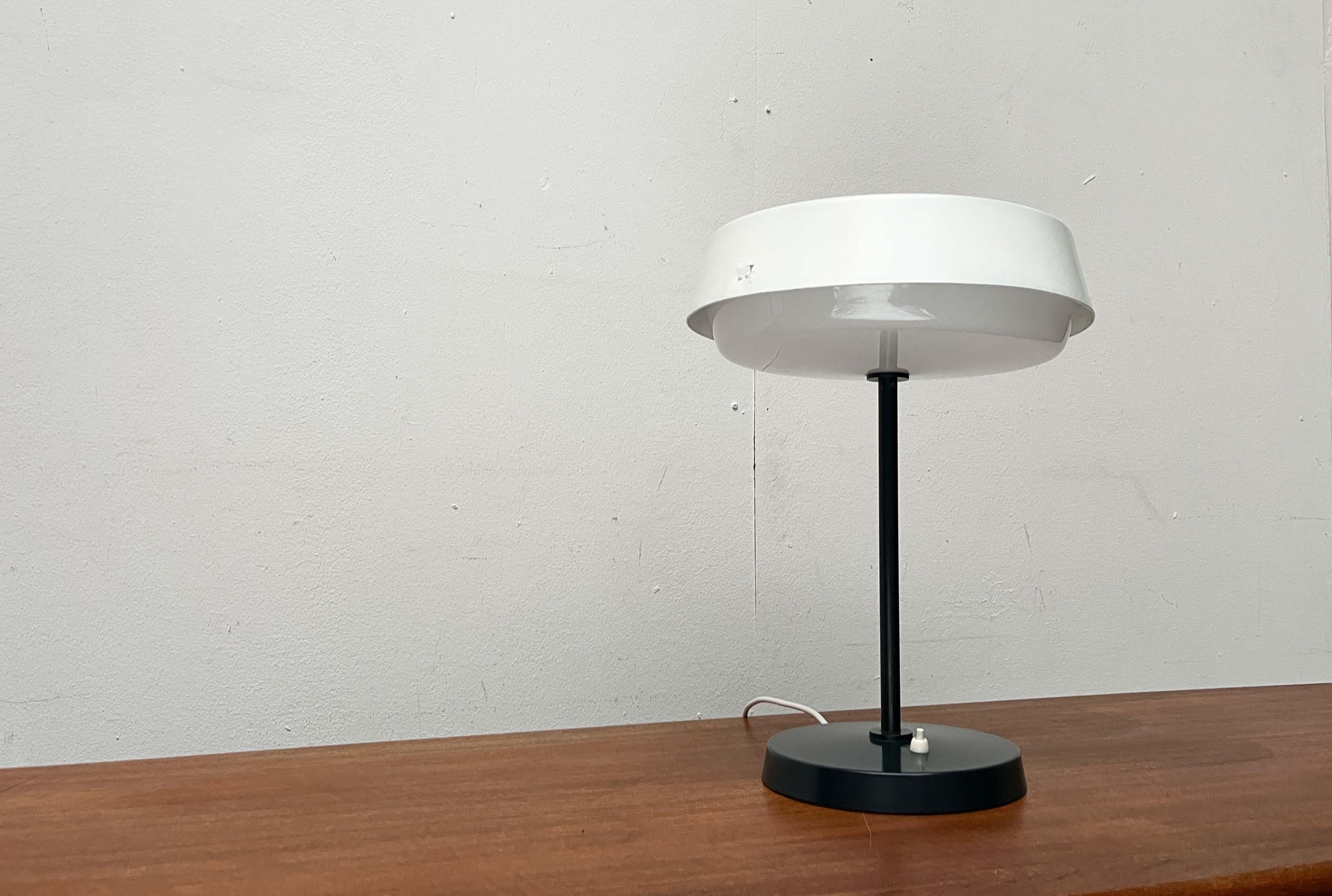 Mid-Century Modern Minimalist Table Lamp by Voitto Haapalainen for Idman Finland For Sale 3