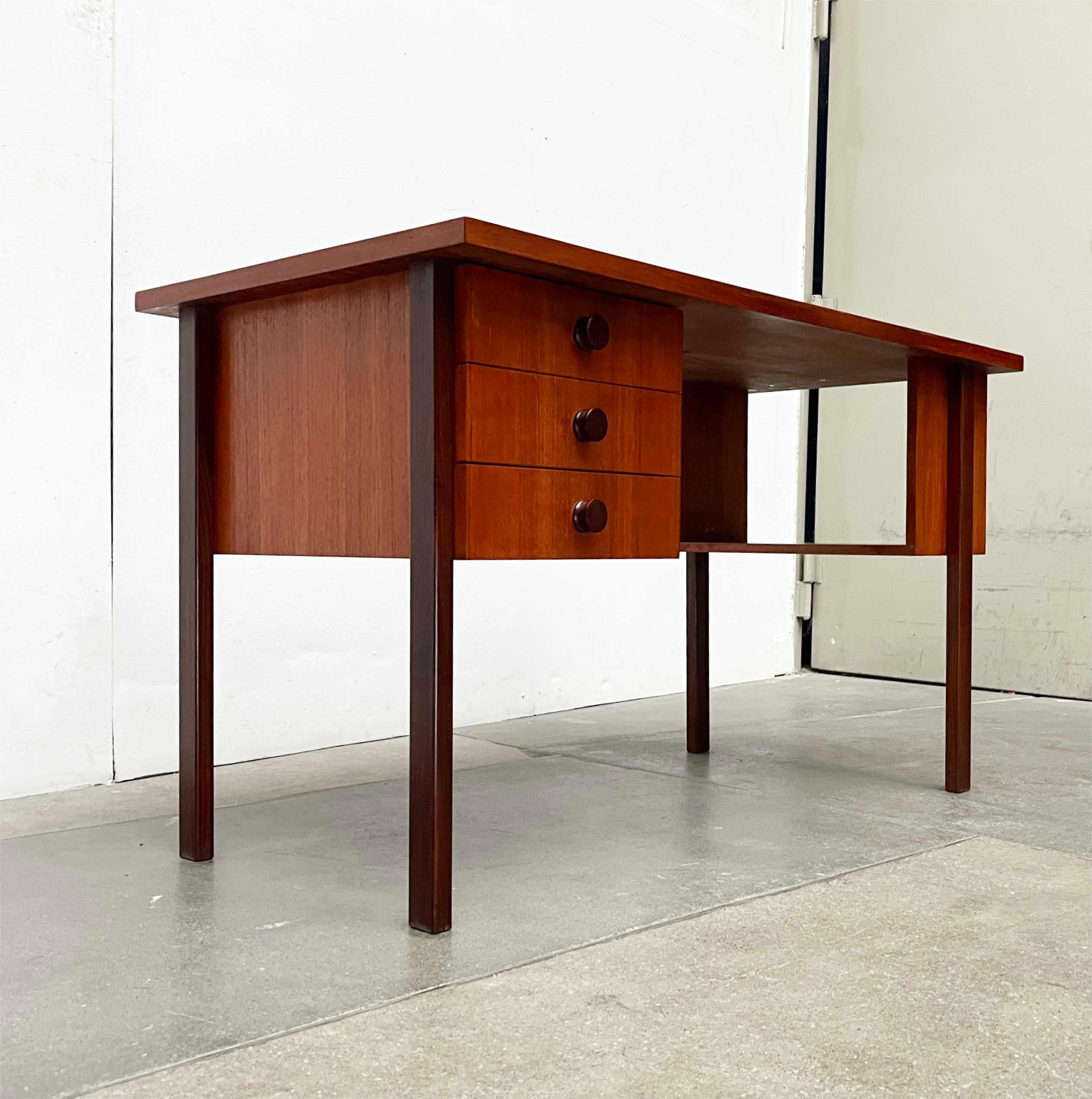 Very rare desk from the finnish manufacturer Asko.

A minimalist design that is particularly impressive with its straight lines. The rectangular table top is veneered in teak. The simple legs are set off in dark walnut. On the left side there is a