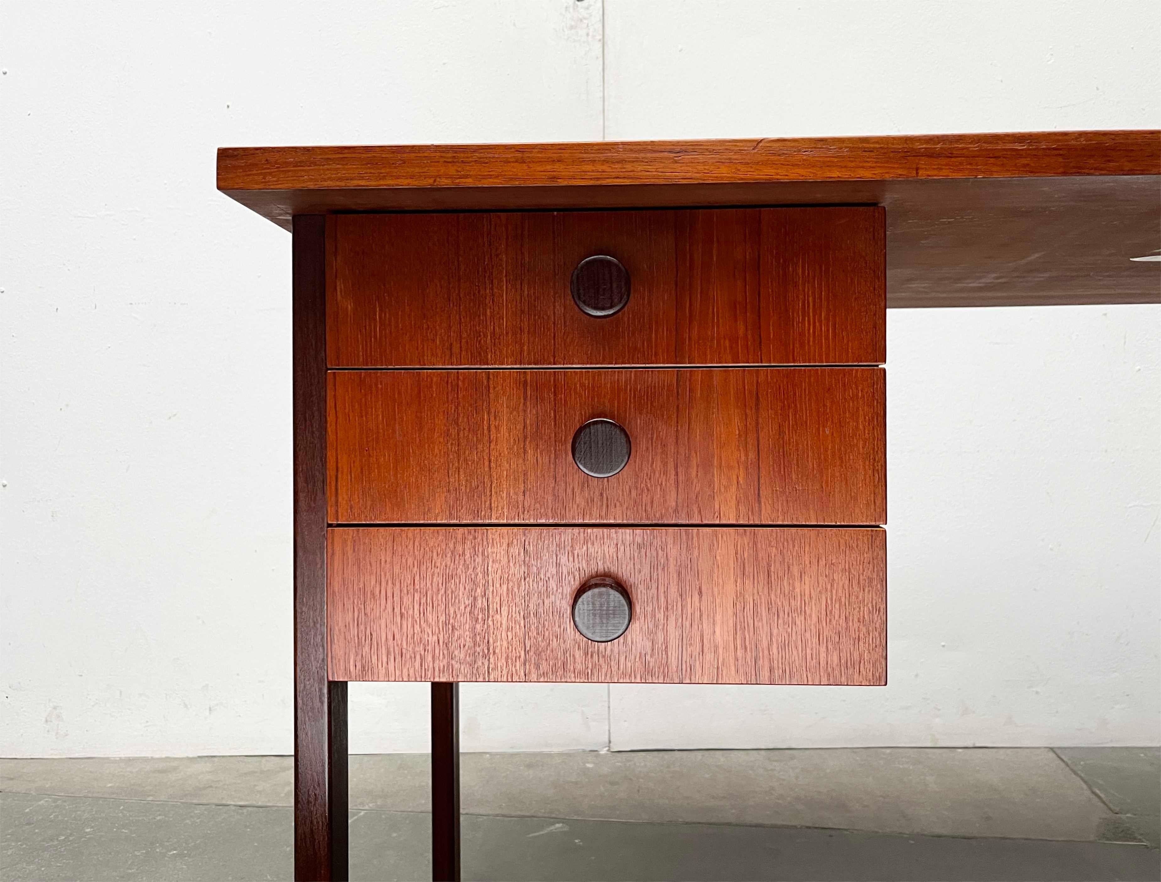Mid-Century Modern Minimalist Teak Desk from Asko Finland, 1960s In Good Condition For Sale In Hamburg, DE