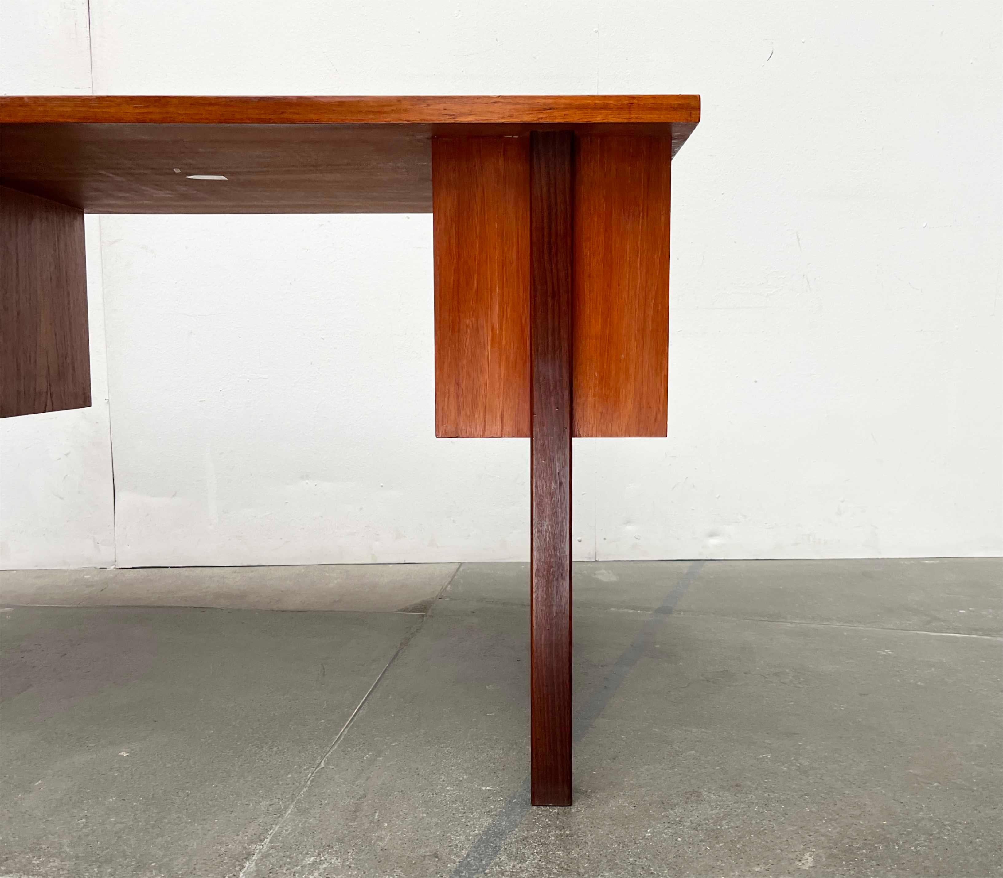Mid-Century Modern Minimalist Teak Desk from Asko Finland, 1960s For Sale 1