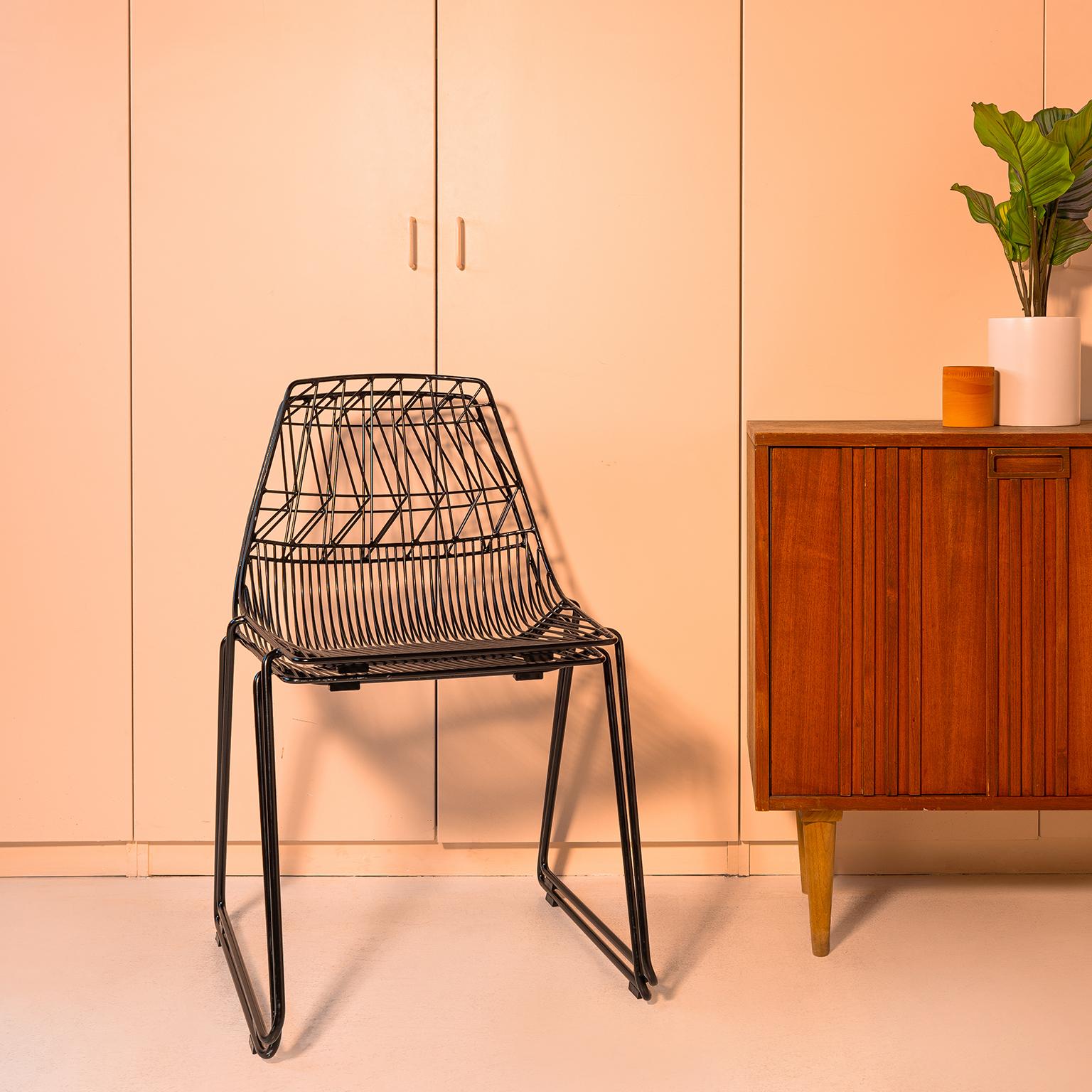 Inconnu Chaise en fil métallique moderne du milieu du siècle dernier, minimaliste, chaise d'appoint empilable bleu paon en vente