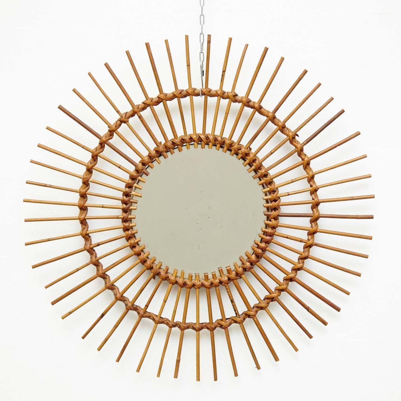 Specchio da parete in rattan francese di metà secolo con due ripiani.  Di un artigiano sconosciuto, circa 1960.  In condizioni originali, con lievi usure dovute all'età e all'uso, che conservano una bella patina.    Materiali:  Specchio  Rattan