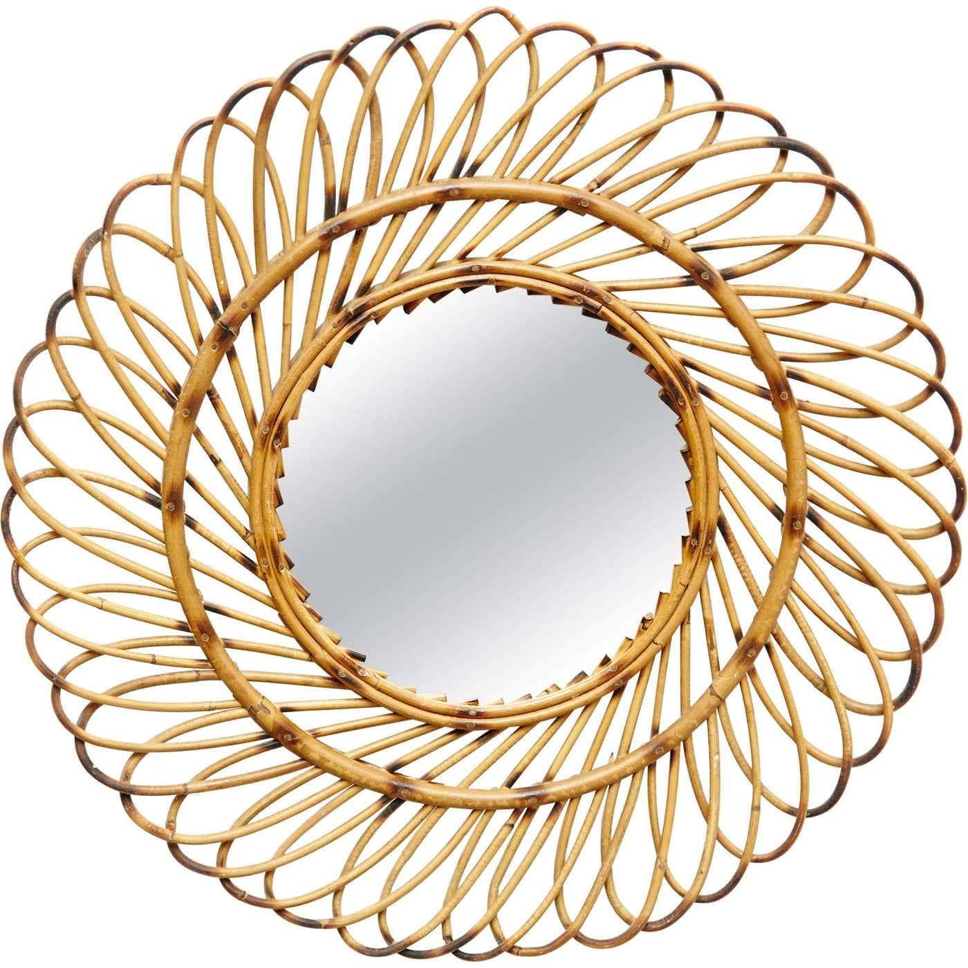 Specchio da parete in rattan francese di metà secolo con due ripiani.
Di un artigiano sconosciuto, circa 1960.
In condizioni originali, con lievi usure dovute all'età e all'uso, che conservano una bella patina.

Materiali:
Specchio
Rattan lavorato a