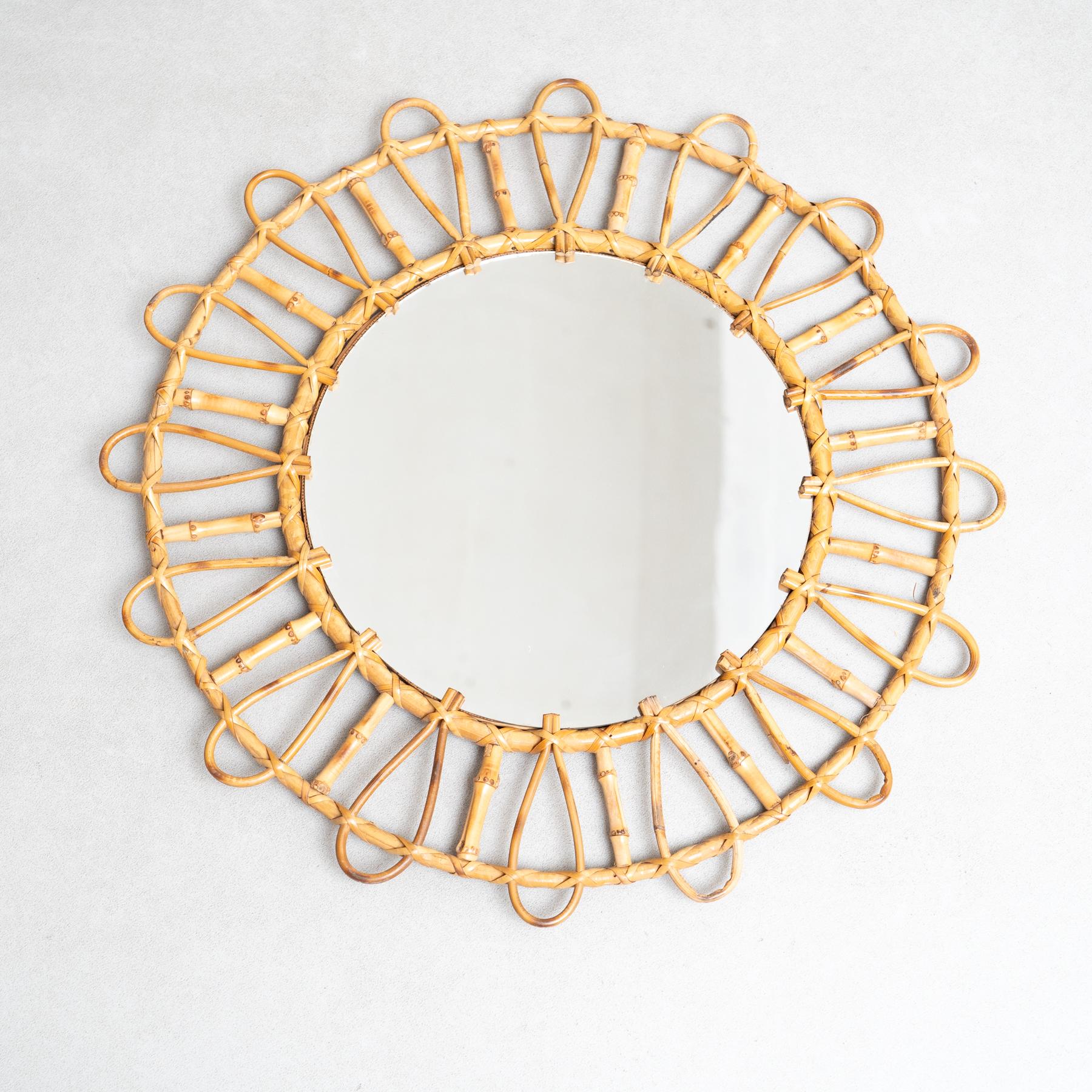 Miroir mural en bambou fabriqué à la main.

Par un artisan inconnu, vers 1960.  

En état d'origine, avec une usure mineure conforme à l'âge et à l'utilisation, préservant une belle patine.    

Matériaux :  Miroir  Fabrication artisanale  Bambou    