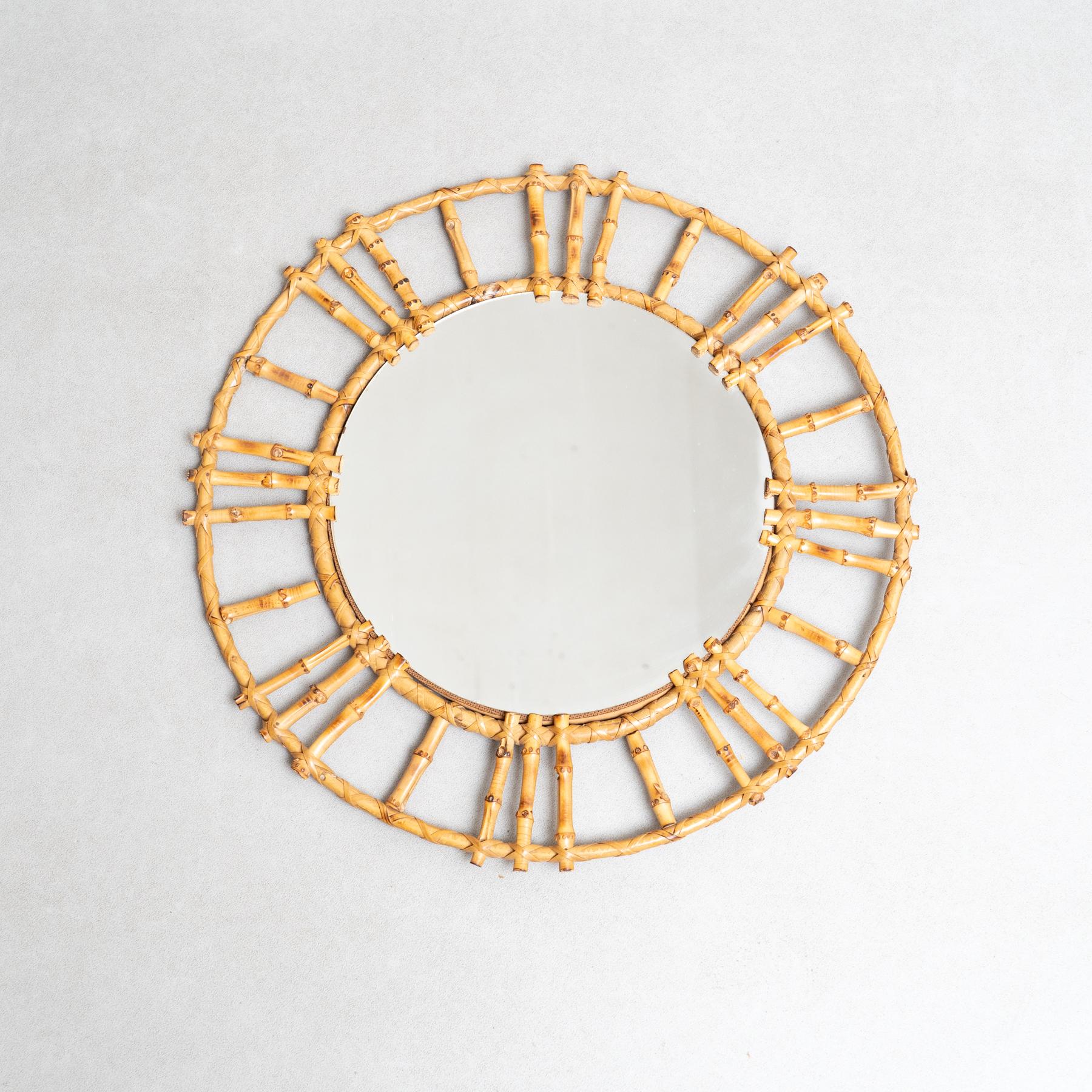 Miroir mural en bambou fabriqué à la main.

Par un artisan inconnu, vers 1960.  

En état d'origine, avec une usure mineure conforme à l'âge et à l'utilisation, préservant une belle patine.    

Matériaux :  Miroir  Fabrication artisanale  Bambou    
