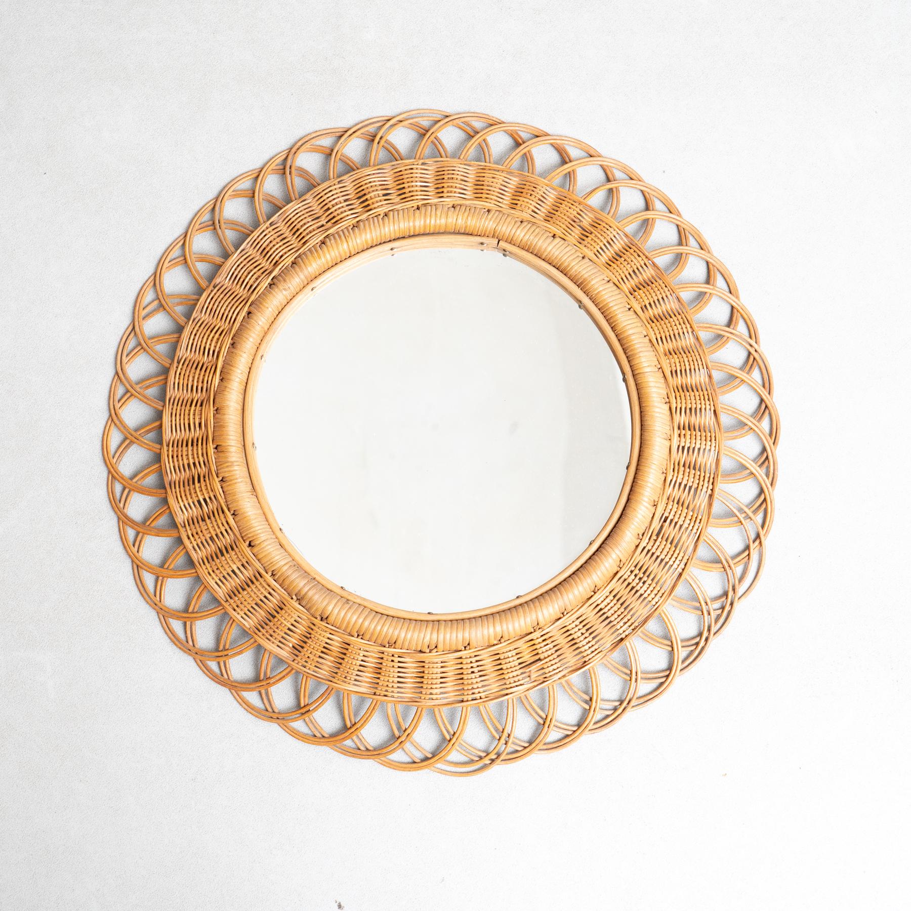 Specchio da parete in bambù artigianale francese del Mid-Century Modern.

Di un artigiano sconosciuto, circa 1960.  

In condizioni originali, con lievi usure dovute all'età e all'uso, che conservano una bella patina.    

Materiali:  Specchio 