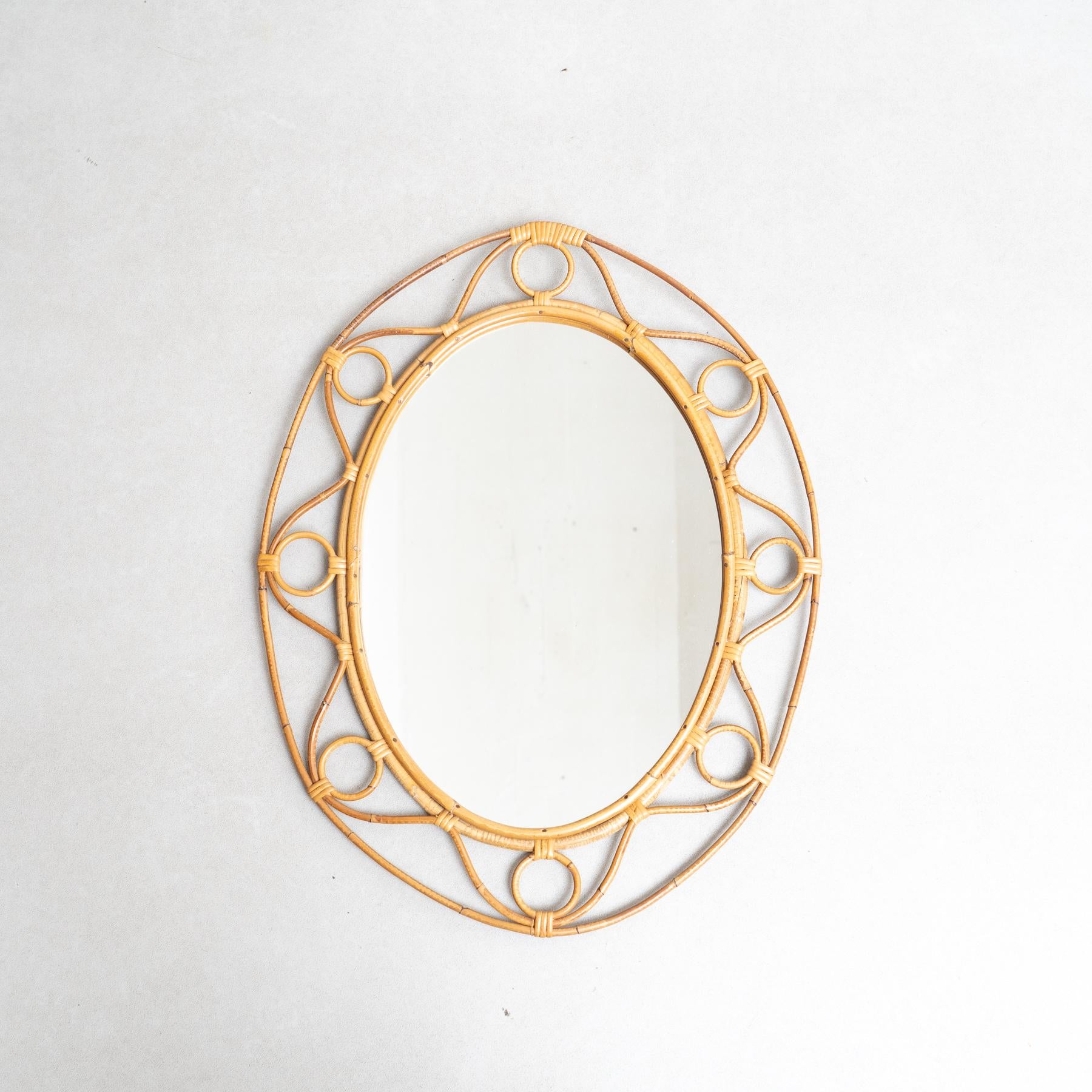 Miroir mural en bambou fabriqué à la main.

Par un artisan inconnu, vers 1960.  

En état d'origine, avec une usure mineure conforme à l'âge et à l'utilisation, préservant une belle patine.    

Matériaux :  Miroir  Fabrication artisanale  Bambou    