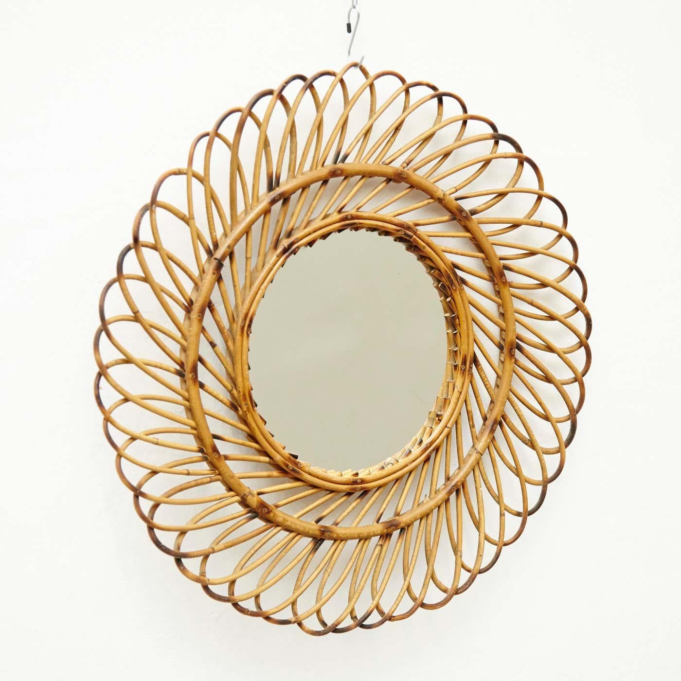 Mid-Century moderno Specchio moderno di metà secolo in bambù e rattan lavorato a mano, circa 1960 in vendita