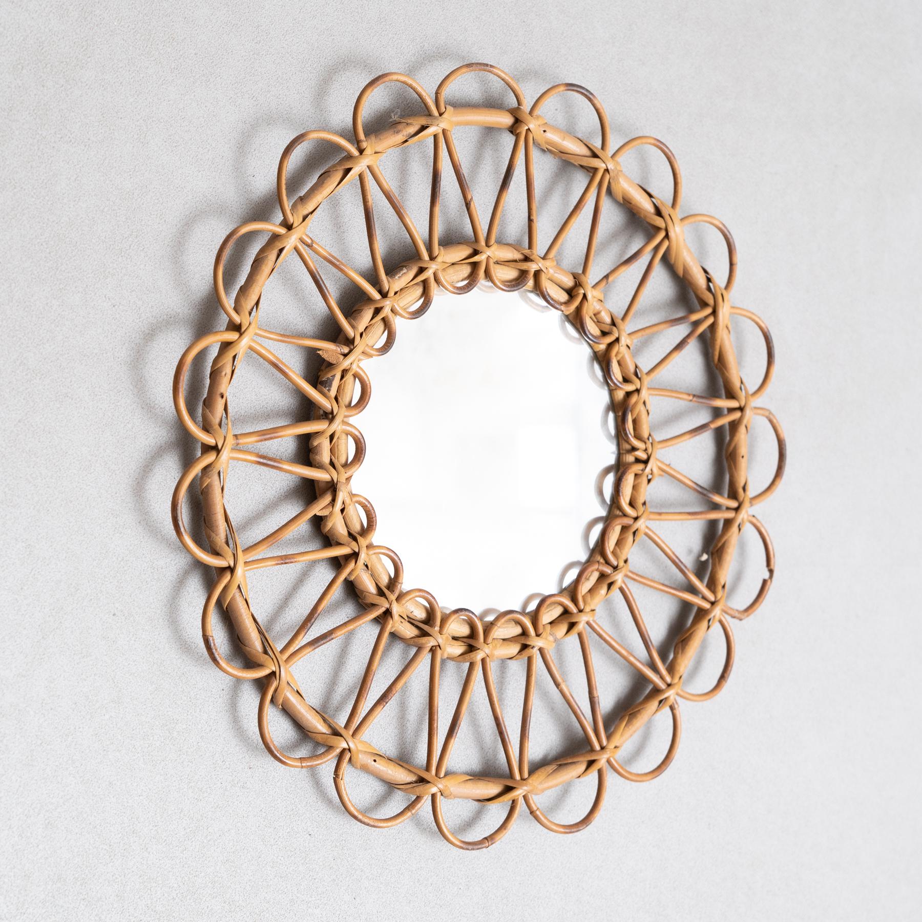 Mid-Century moderno Specchio moderno di metà secolo in bambù e rattan lavorato a mano, circa 1960 in vendita
