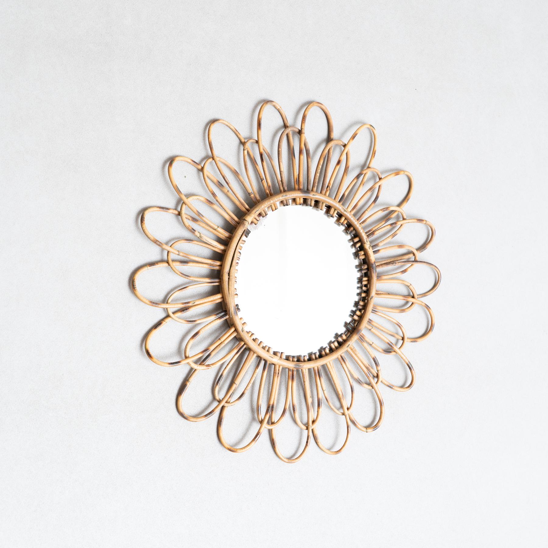 Mid-Century moderno Specchio moderno di metà secolo in bambù e rattan lavorato a mano, circa 1960 in vendita