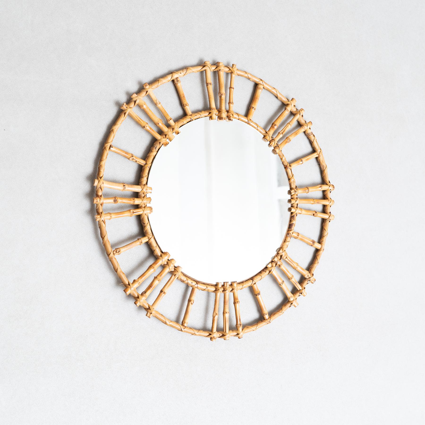 Mid-Century moderno Specchio moderno di metà secolo in bambù e rattan lavorato a mano, circa 1960 in vendita