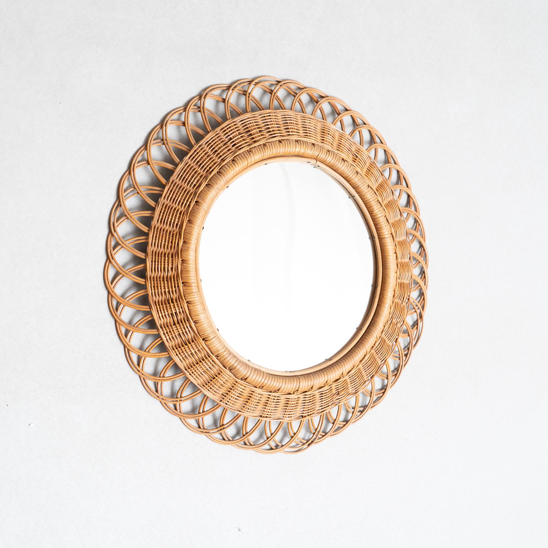 Mid-Century moderno Specchio moderno di metà secolo in bambù e rattan lavorato a mano, circa 1960 in vendita