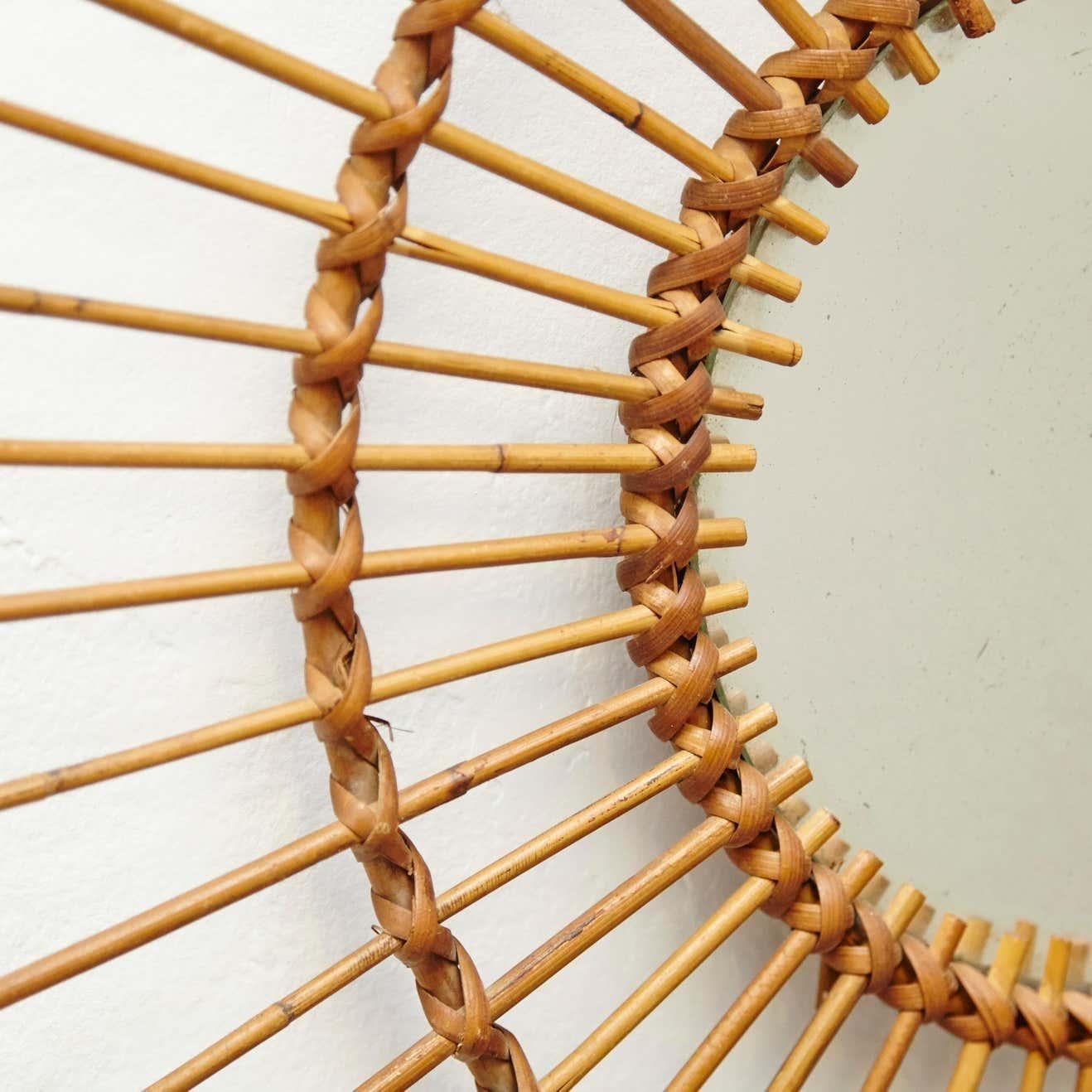 Francese Specchio moderno di metà secolo in bambù e rattan lavorato a mano, circa 1960 in vendita