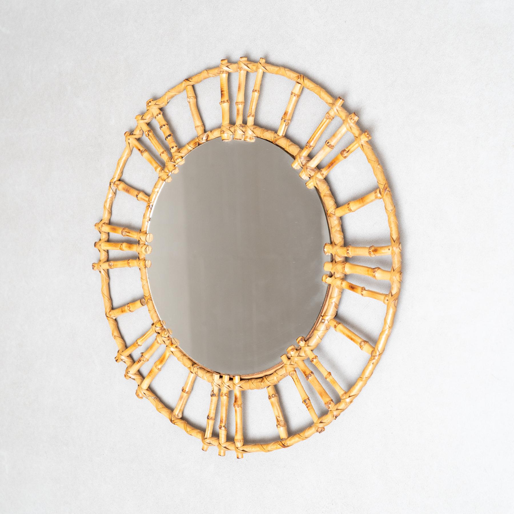 Français Miroir moderne du milieu du siècle en bambou et rotin Handcraft, circa 1960 en vente