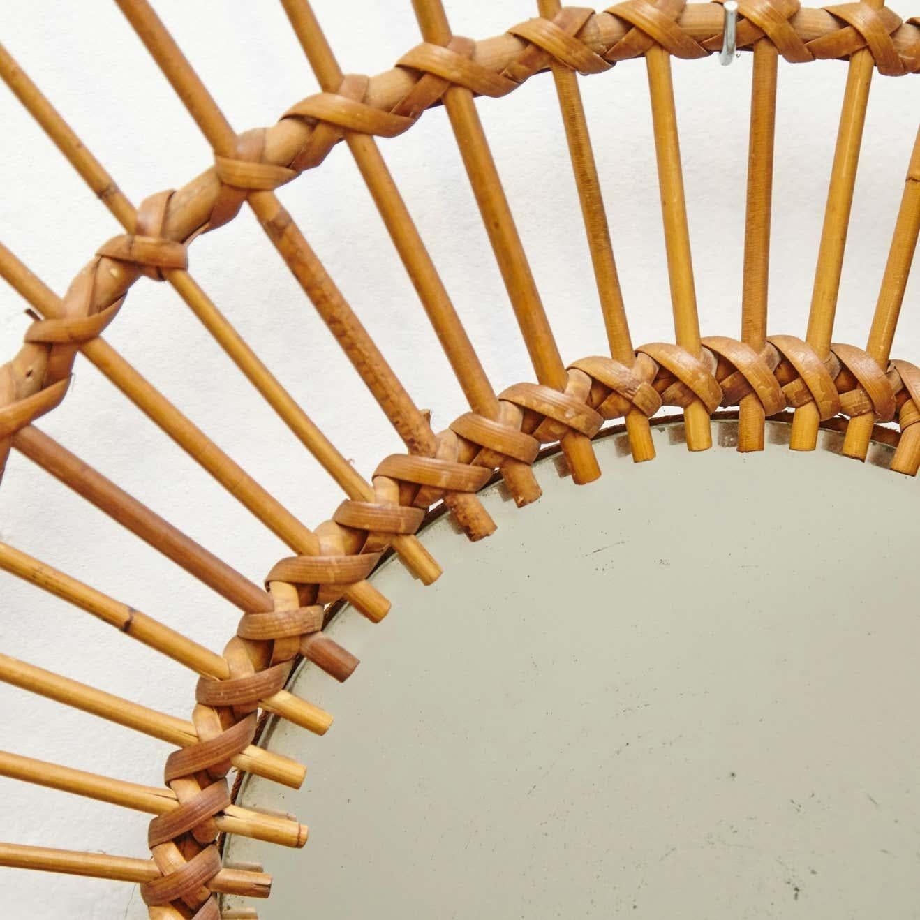 Metà XX secolo Specchio moderno di metà secolo in bambù e rattan lavorato a mano, circa 1960 in vendita
