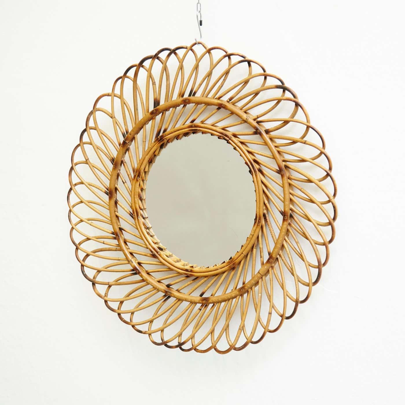 Specchio moderno di metà secolo in bambù e rattan lavorato a mano, circa 1960 In condizioni buone in vendita a Barcelona, ES