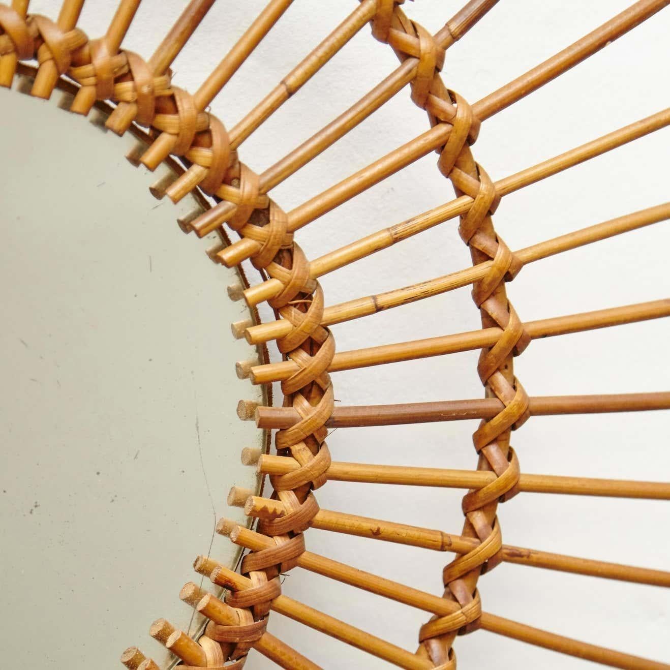 Rattan Specchio moderno di metà secolo in bambù e rattan lavorato a mano, circa 1960 in vendita
